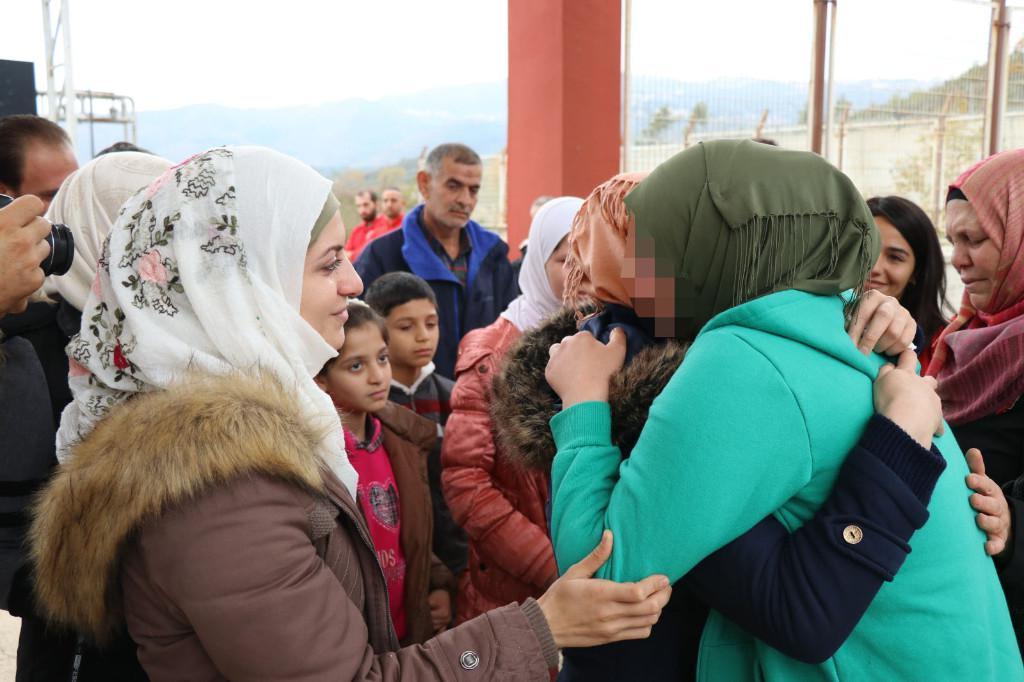 Suriyeli kız ile ailesi sınırda kavuştu