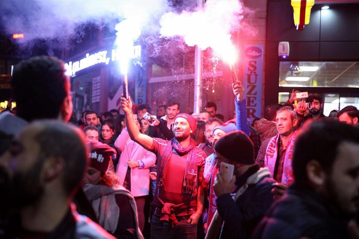 Trabzonspor taraftarları Fenerbahçe galibiyetini sokaklarda kutladı