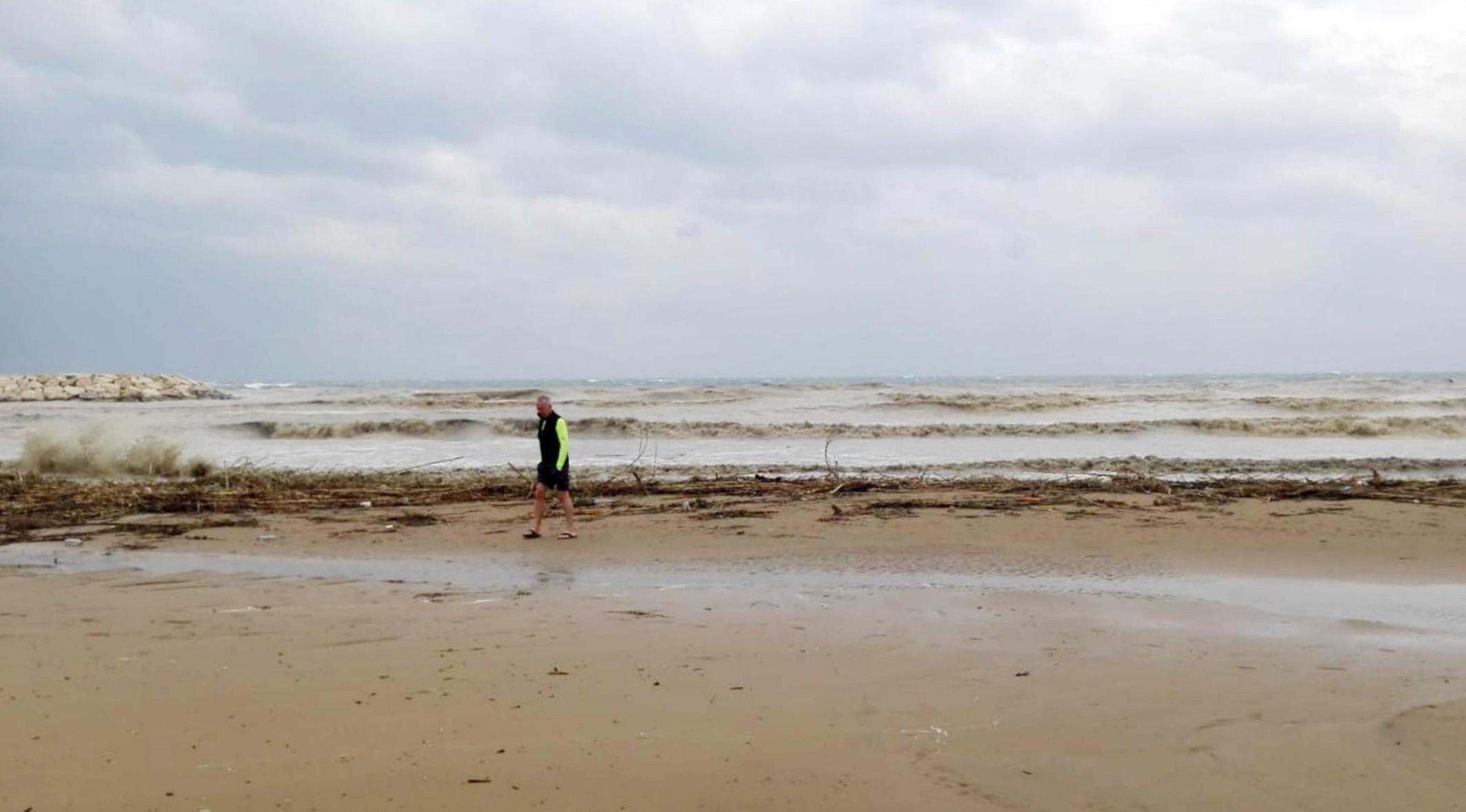 Şiddetli rüzgar, sahili çöplüğe çevirdi