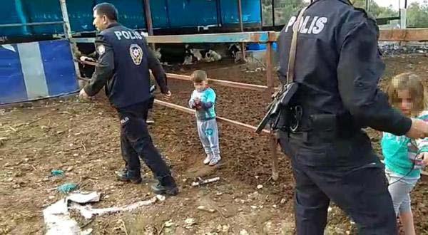 Babalarının çite bağladığı 2 çocuğu polis kurtardı