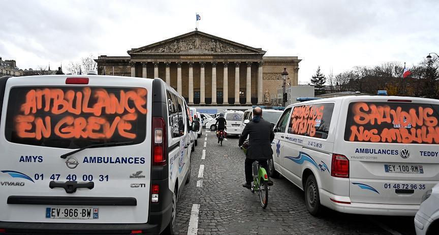 Fransada sarı yeleklilerden sonra ambulans çalışanları da sokağa döküldü