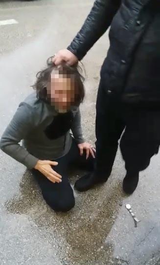 Kız çocuğuna taciz şüphelisini dövüp polise teslim ettiler