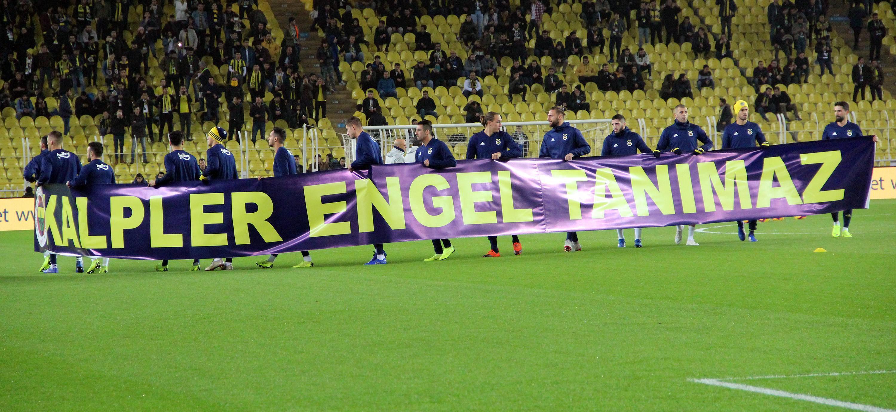 Fenerbahçeden maç öncesi anlamlı pankart