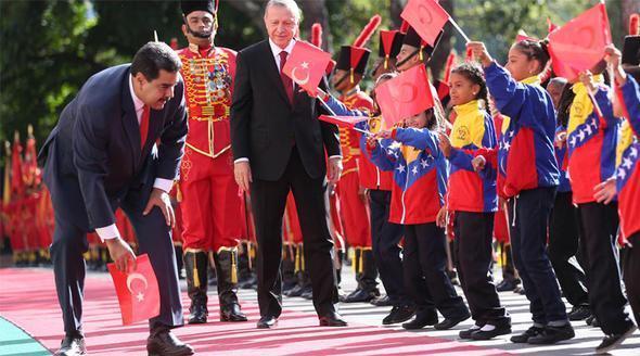 Venezuelalı askerlerden Cumhurbaşkanı Erdoğana İstiklal Marşı jesti