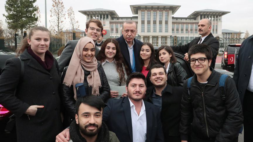 Erdoğan çaya davet ettiği öğrencileri Külliyede ağırladı