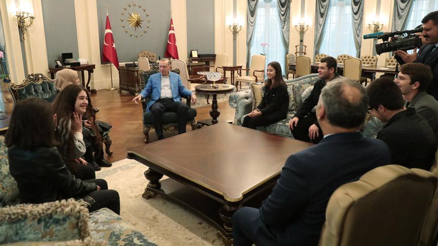 Erdoğan çaya davet ettiği öğrencileri Külliyede ağırladı