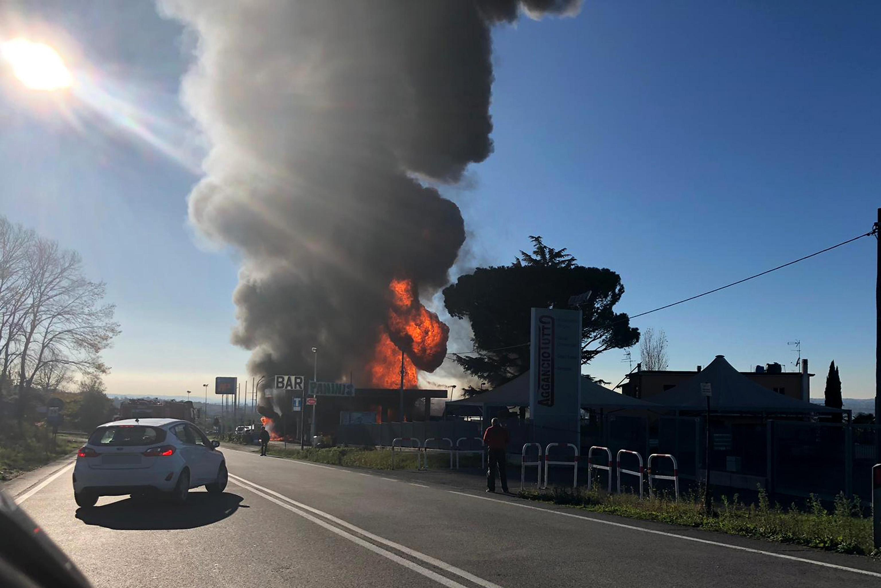 İtalyada akaryakıt istasyonunda yangın çıktı: Ölü ve yaralılar var
