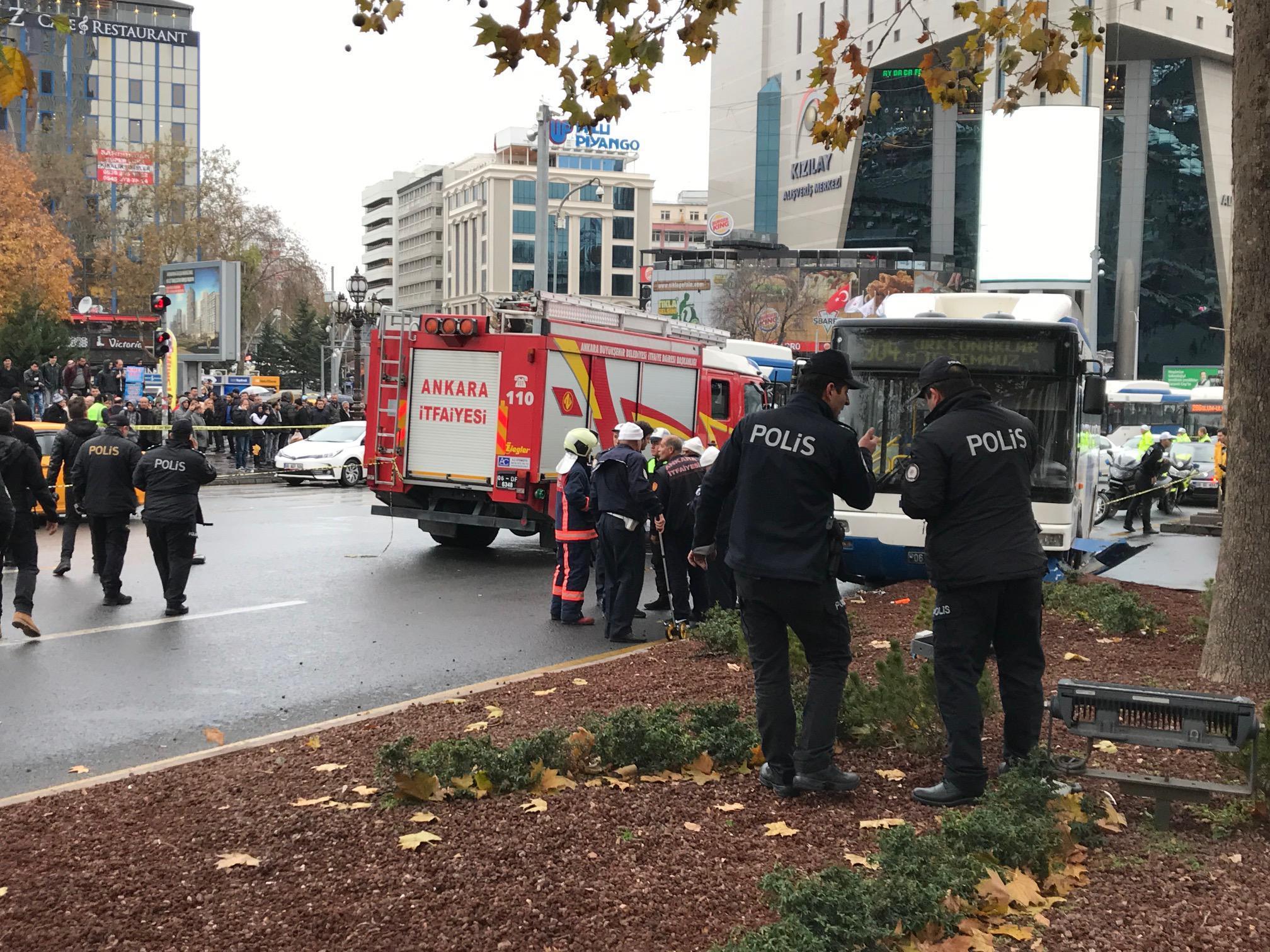 Son dakika... Kızılayda bir belediye otobüsü yayalara çarptı: 1i ağır 3 yaralı