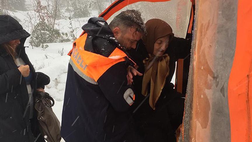 Kocaelide karda mahsur kalan 2 otobüsteki 75 yolcu kurtarıldı