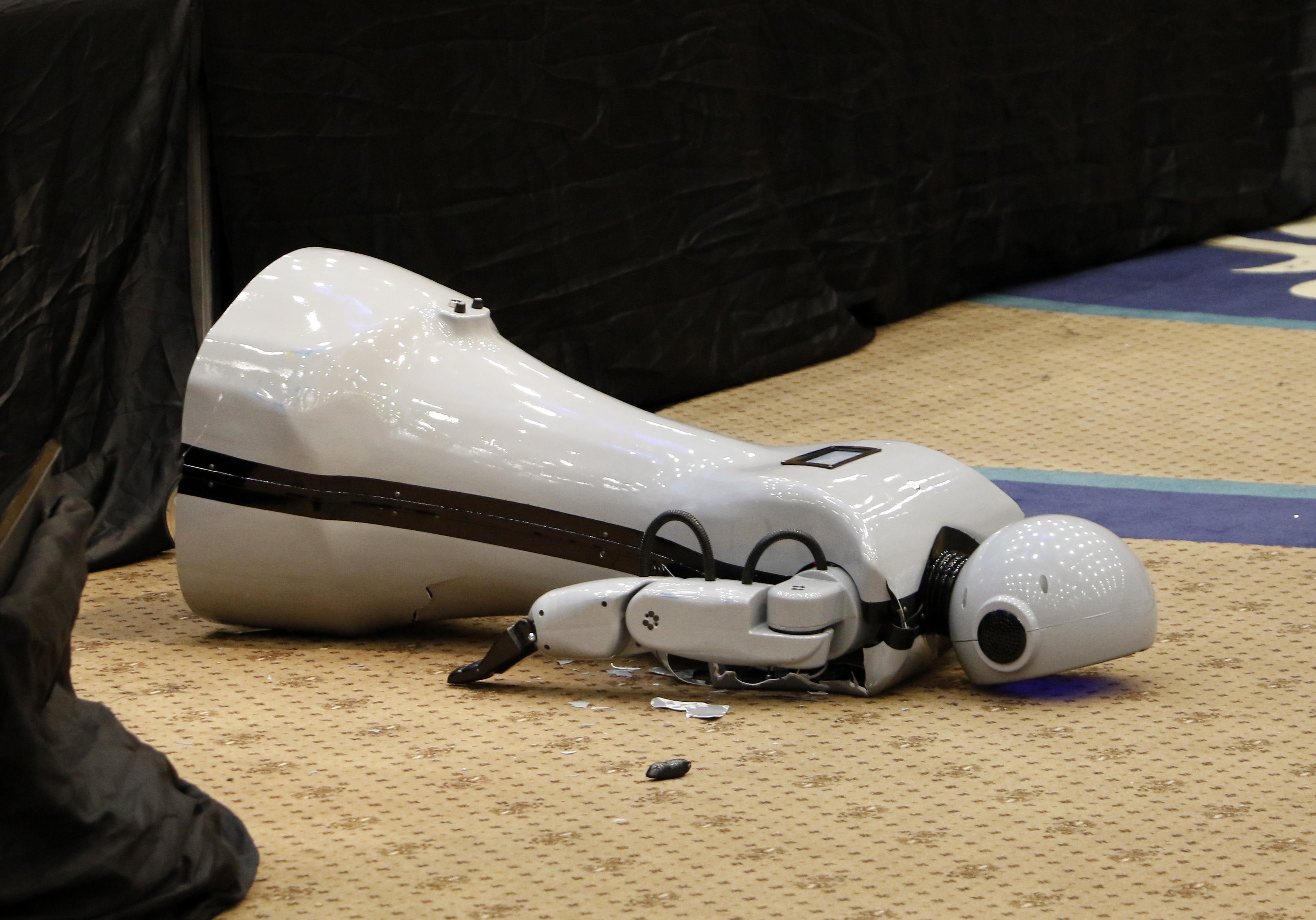 Sahneden düşen insansı robot Mini Ada, parçalandı