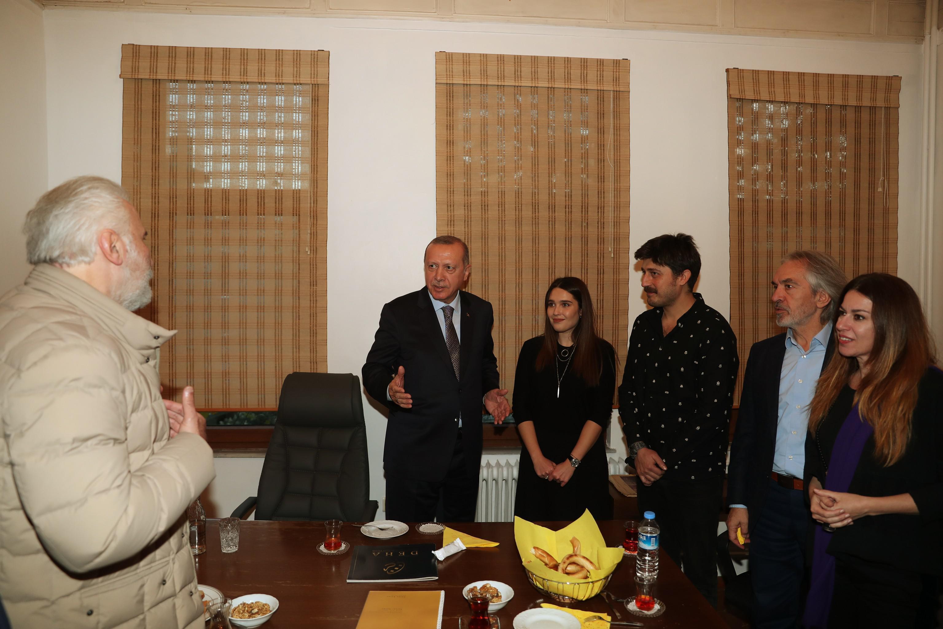 Cumhurbaşkanı Erdoğandan sanatçılara ziyaret