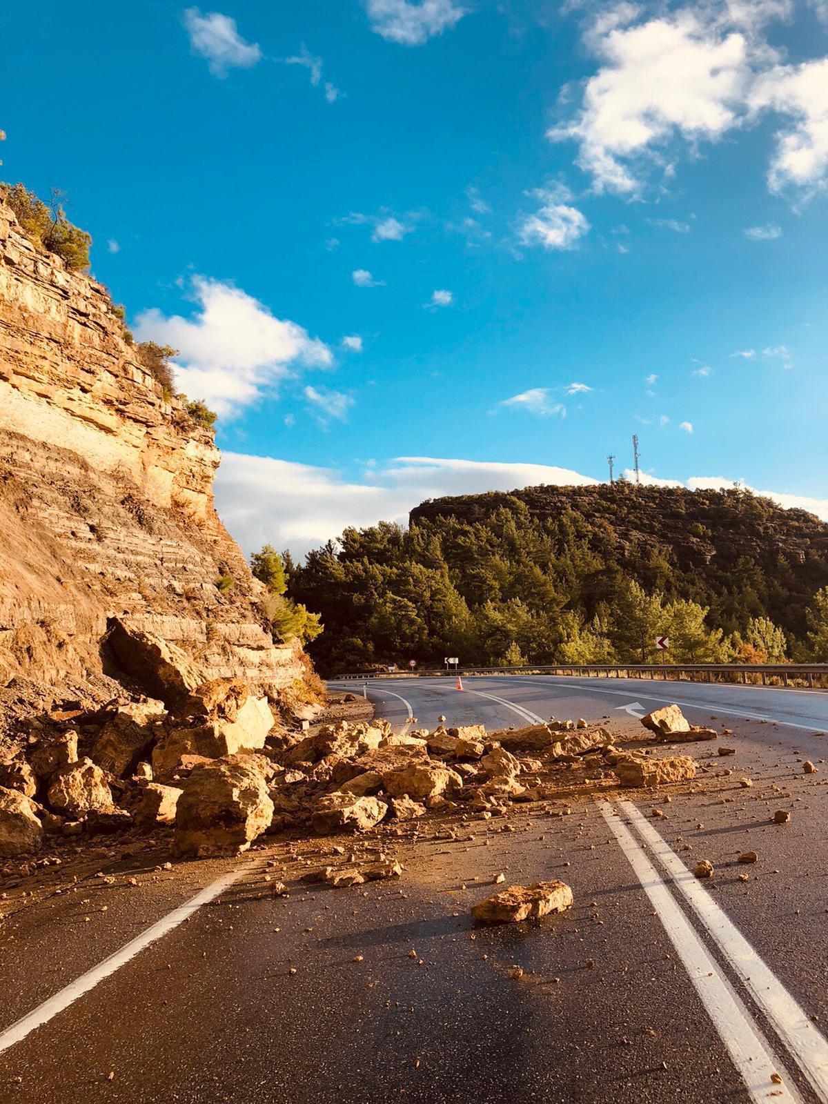 Antalyada kara yoluna düşen kayalar tehlike saçıyor