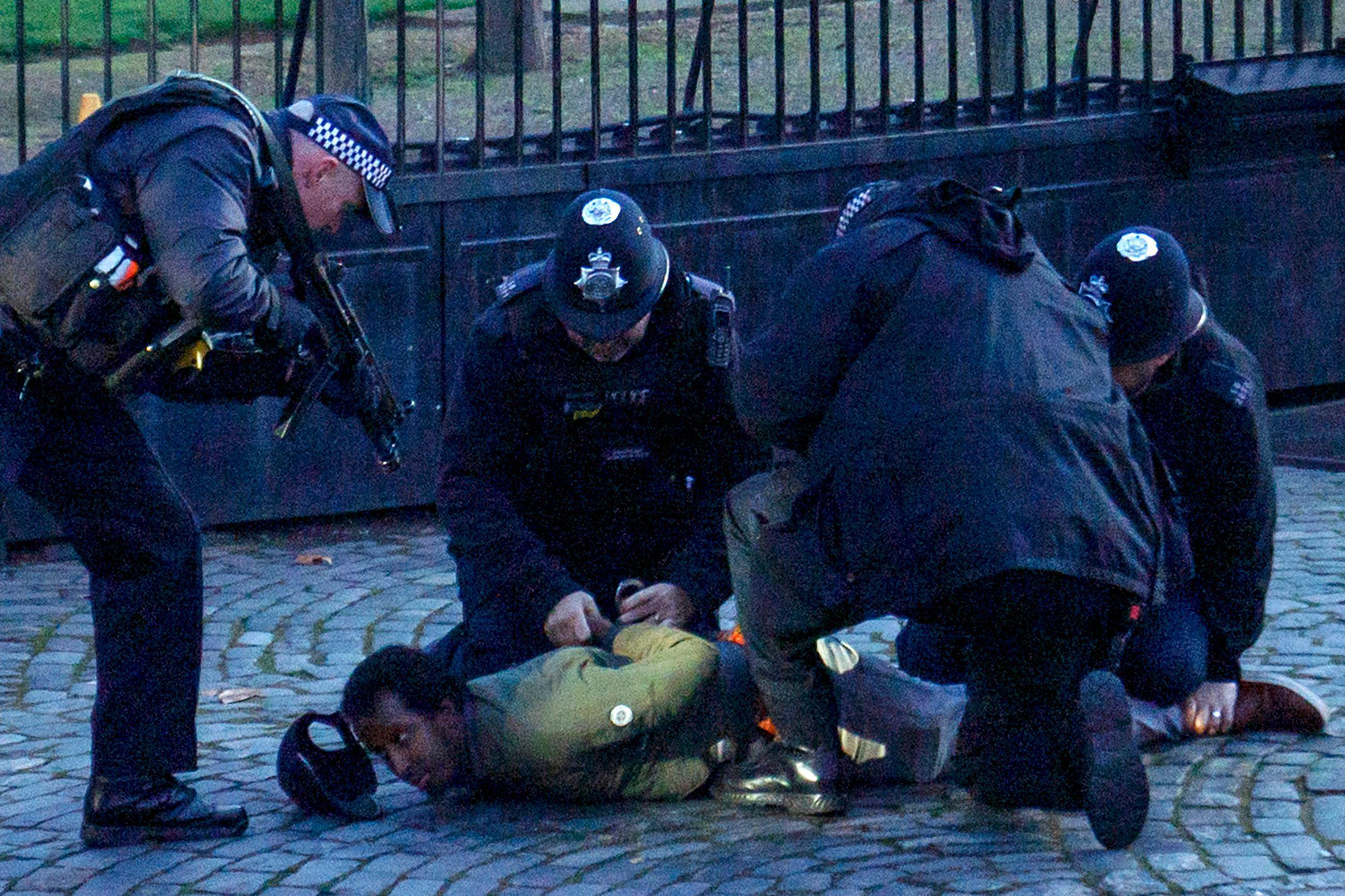 İngiliz polisi, bir şüpheliyi şok tabancasıyla durdurdu