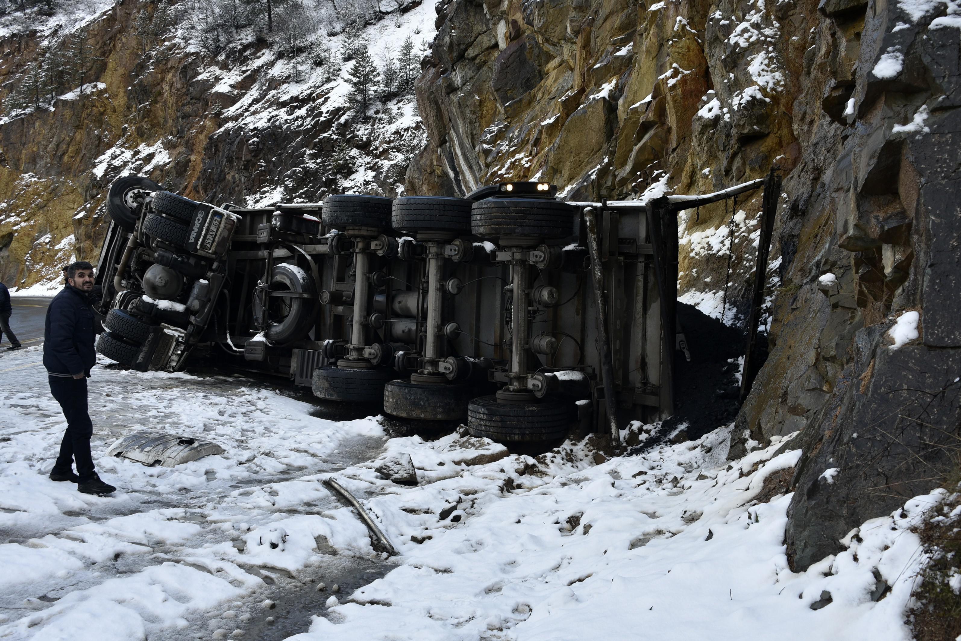 Zigana’da kar yağışı kazaları da beraberinde getirdi
