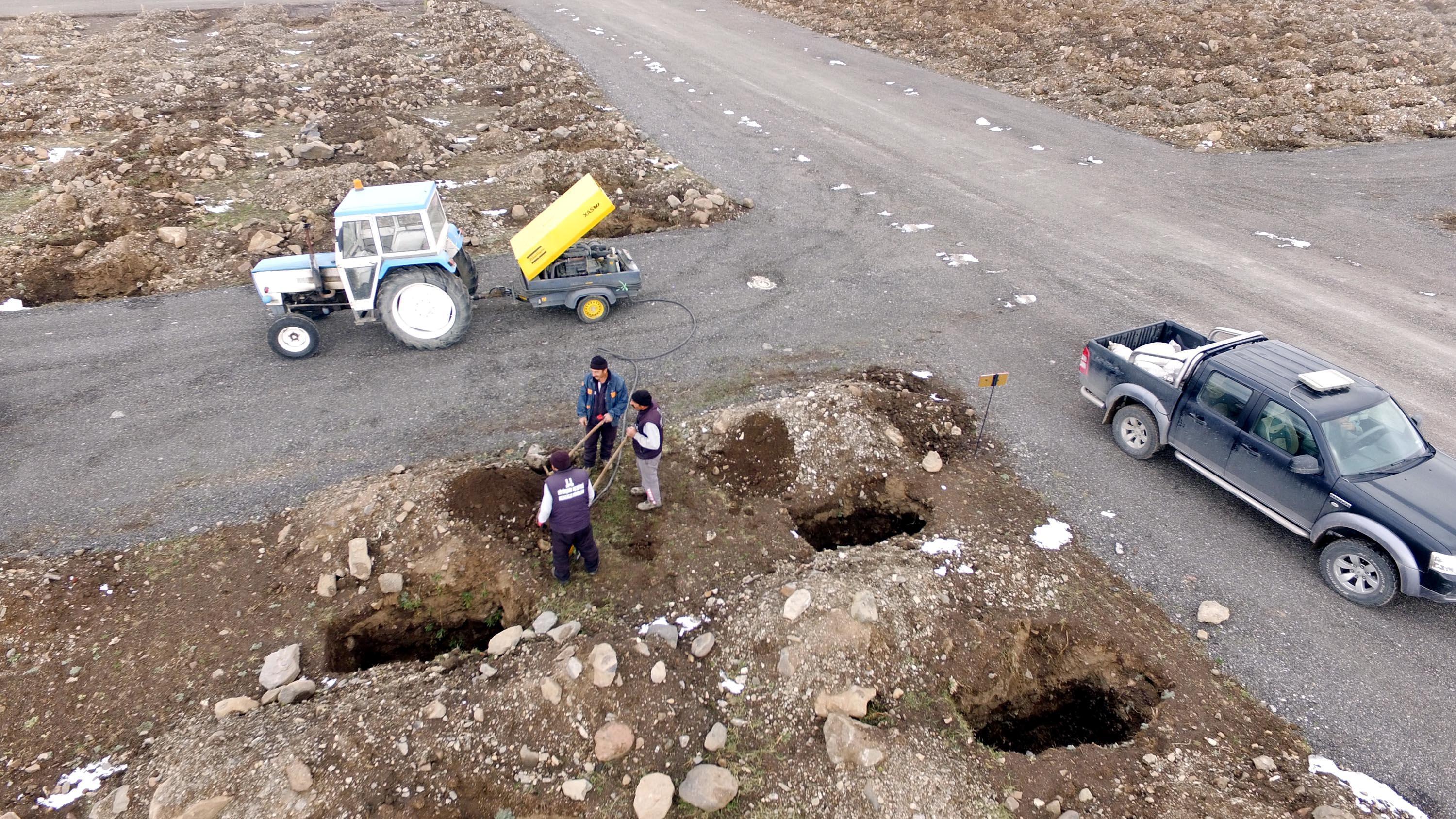 Erzurumda dondurucu soğuklar öncesi mezarlıklarda çalışma