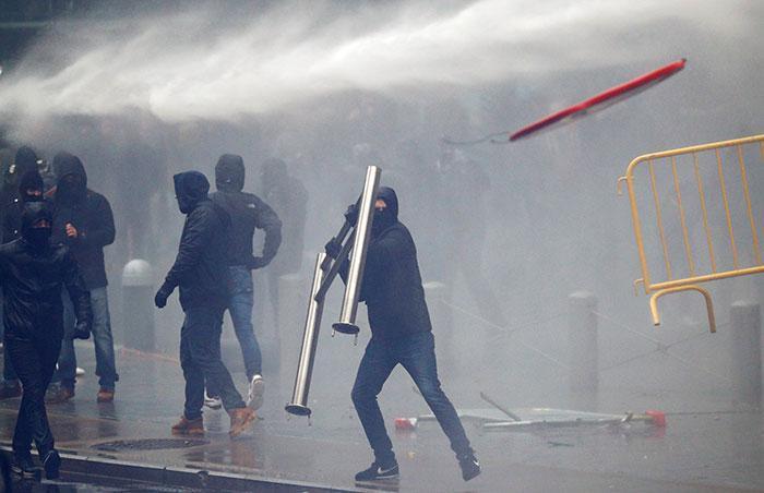 Son dakika Brükselde göç karşıtı gruba polis müdahalesi
