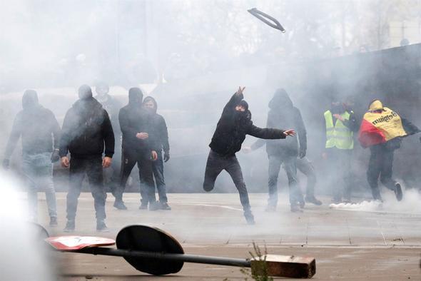 Son dakika Brükselde göç karşıtı gruba polis müdahalesi