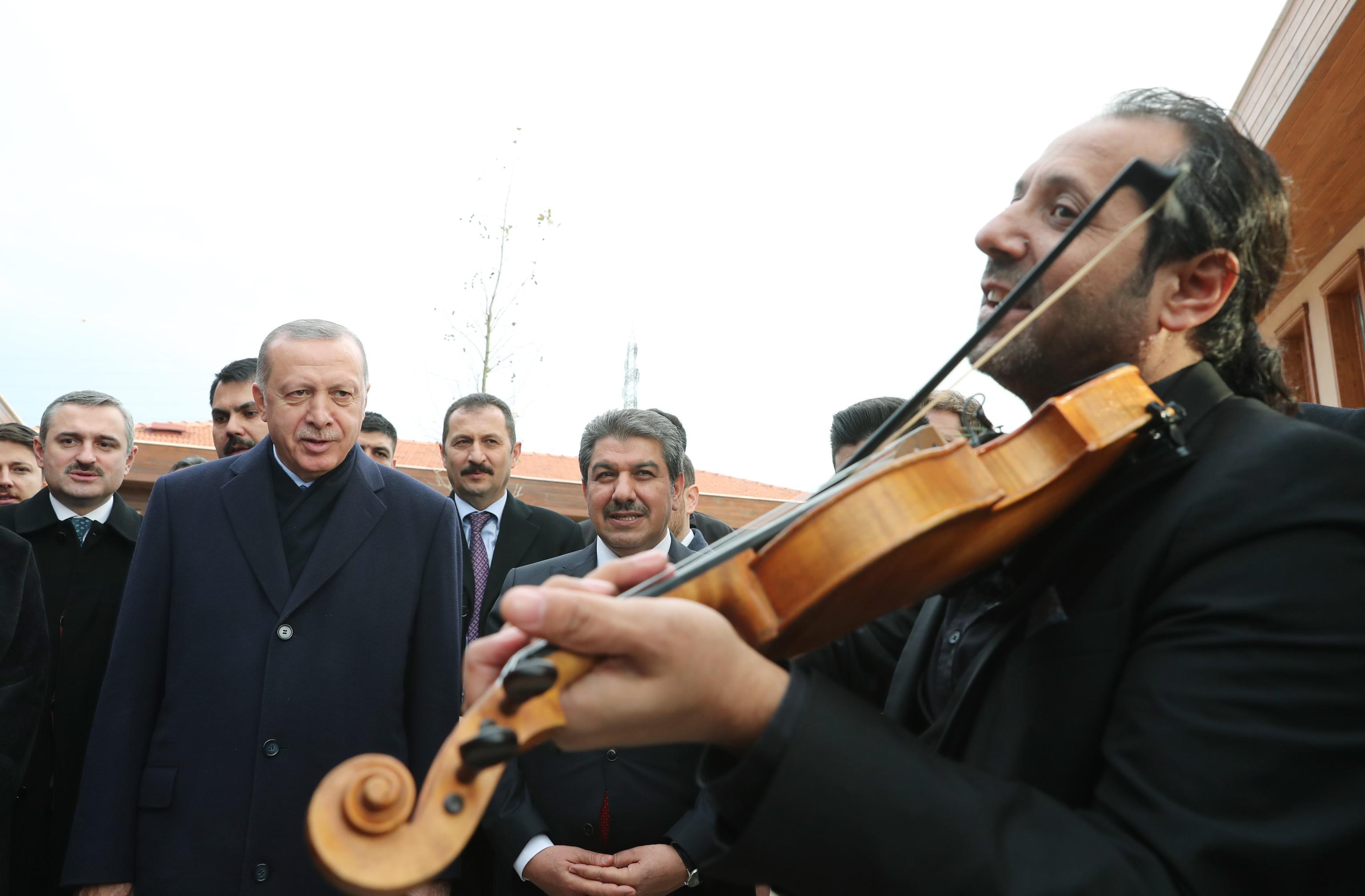 Cumhurbaşkanı Erdoğana Millet Bahçesinde şarkılı karşılama
