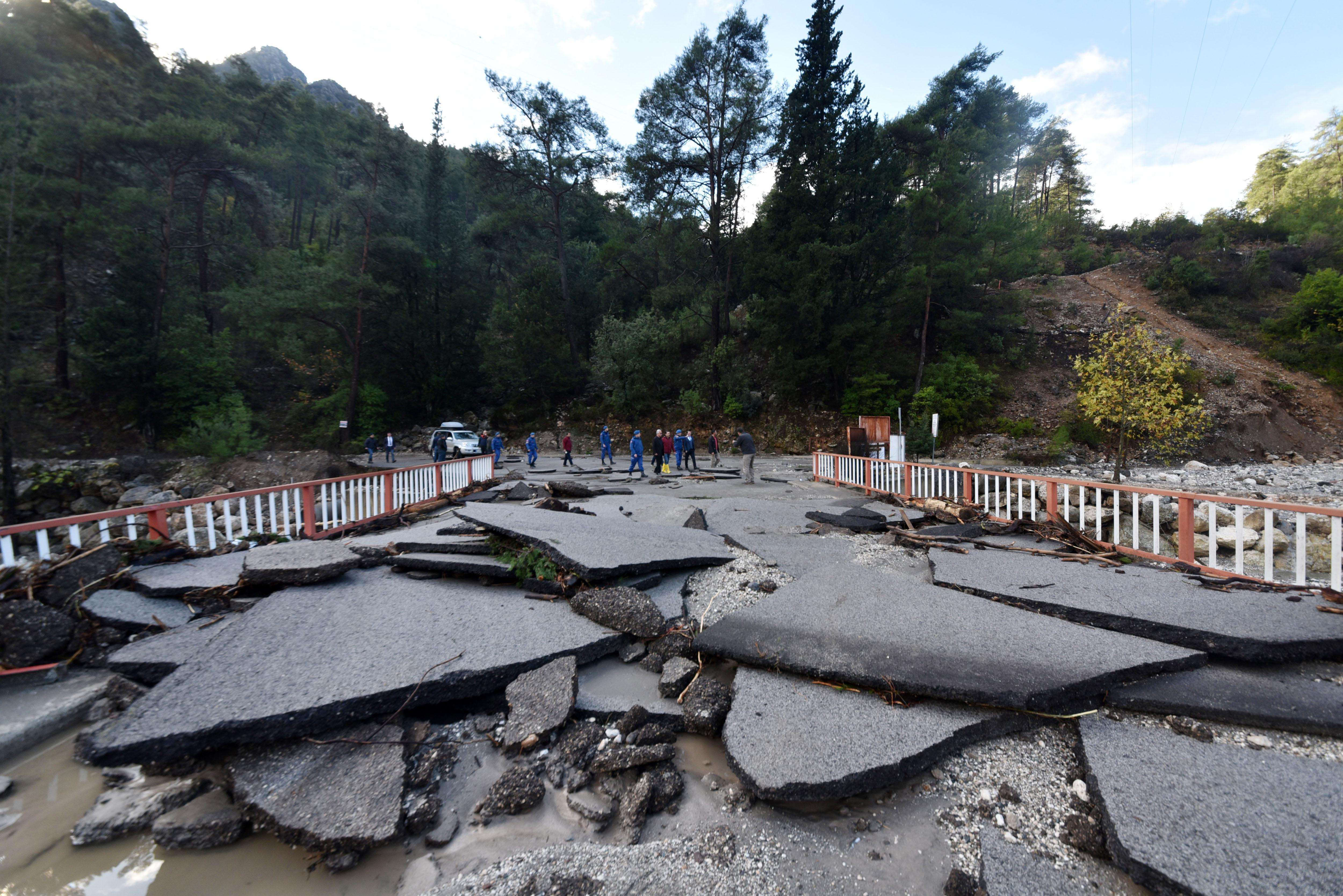 Antalya Kemerde yağış hayatı felç etti