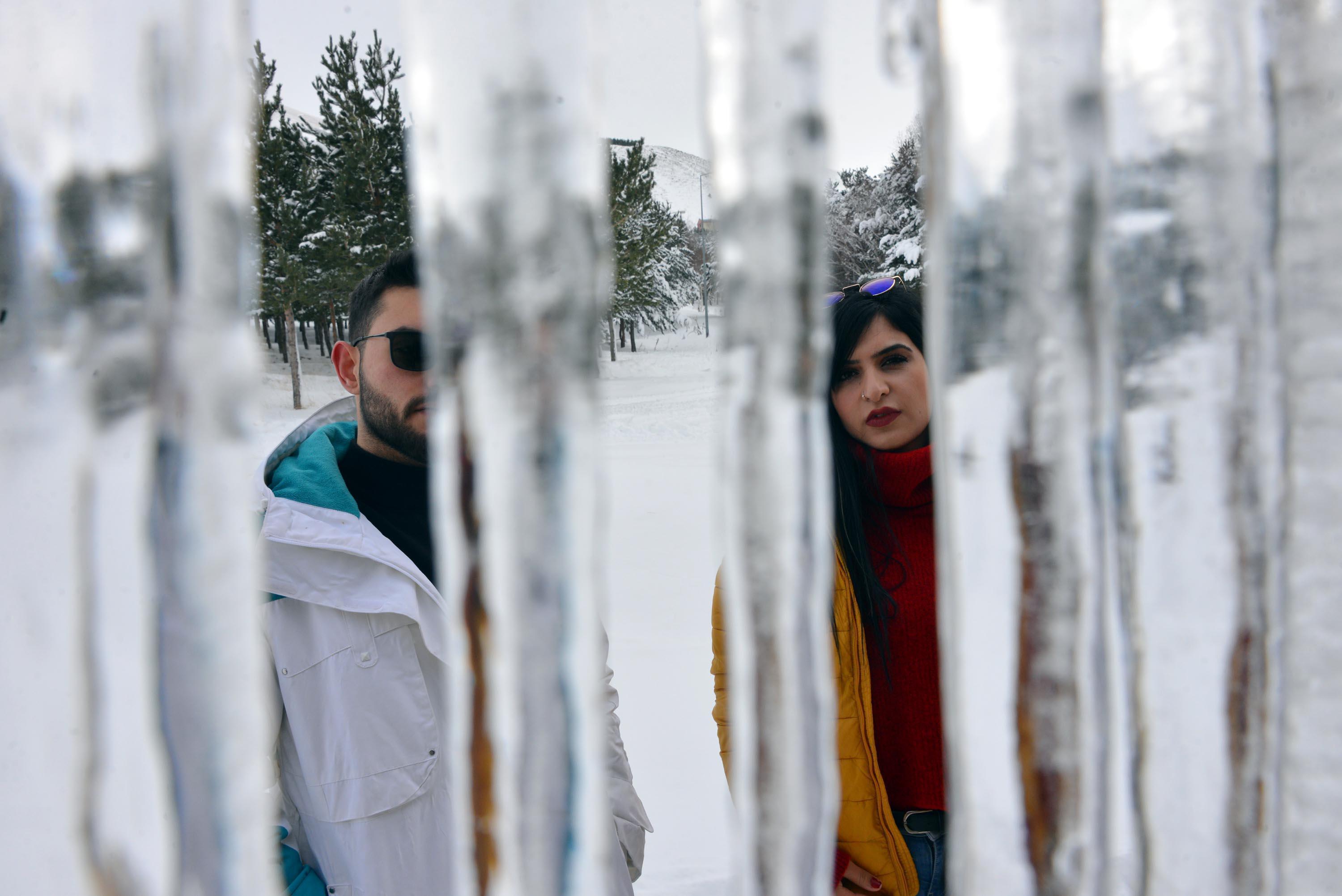 Erzurumda kış başkadır 2 metrelik buz sarkıtları görenleri şaşırtıyor