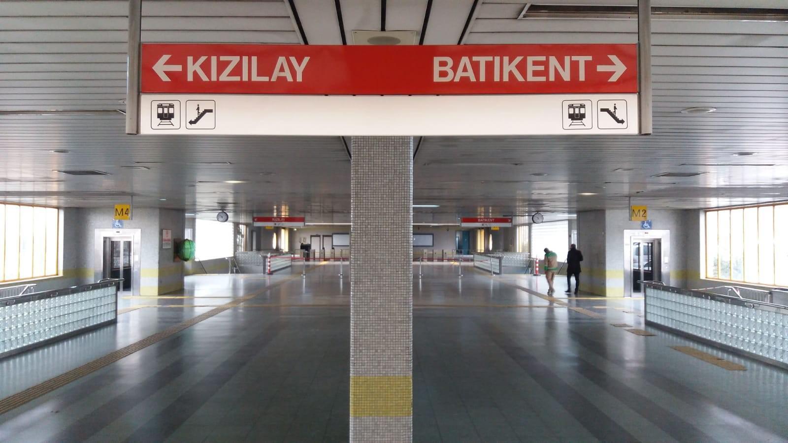 Ankarada korkunç olay Metronun önüne atlayarak canına kıydı