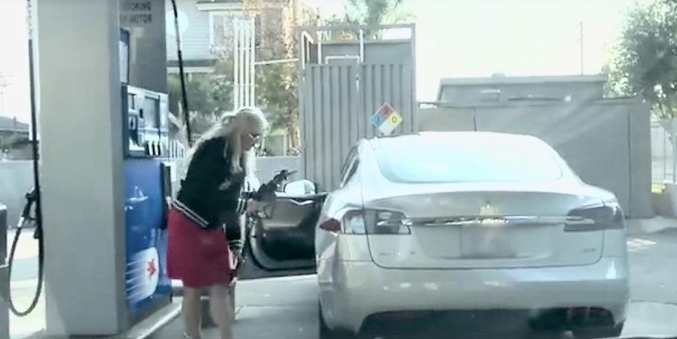 Elektrikli araca benzin doldurmaya çalışan kadın...