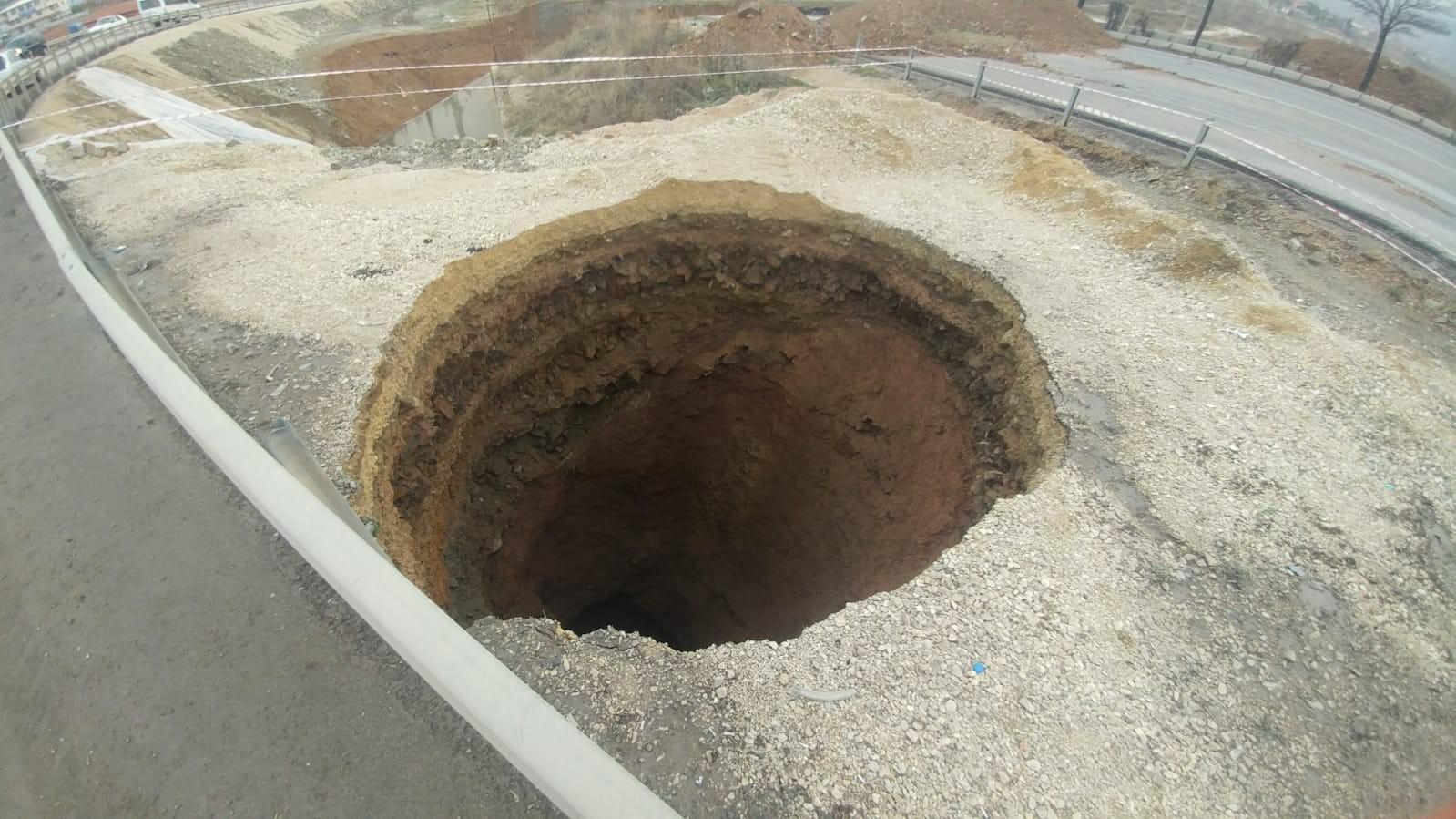 Kırıkkale’de toprak çöktü, 20 metrelik çukur oluştu