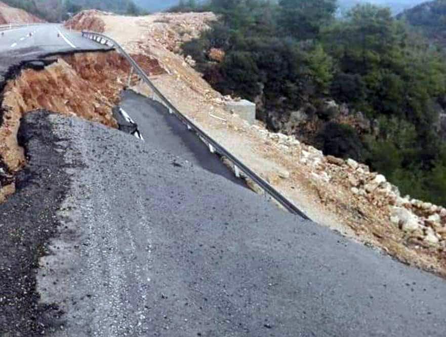 Antalyada sağanak yağış heyelana neden oldu