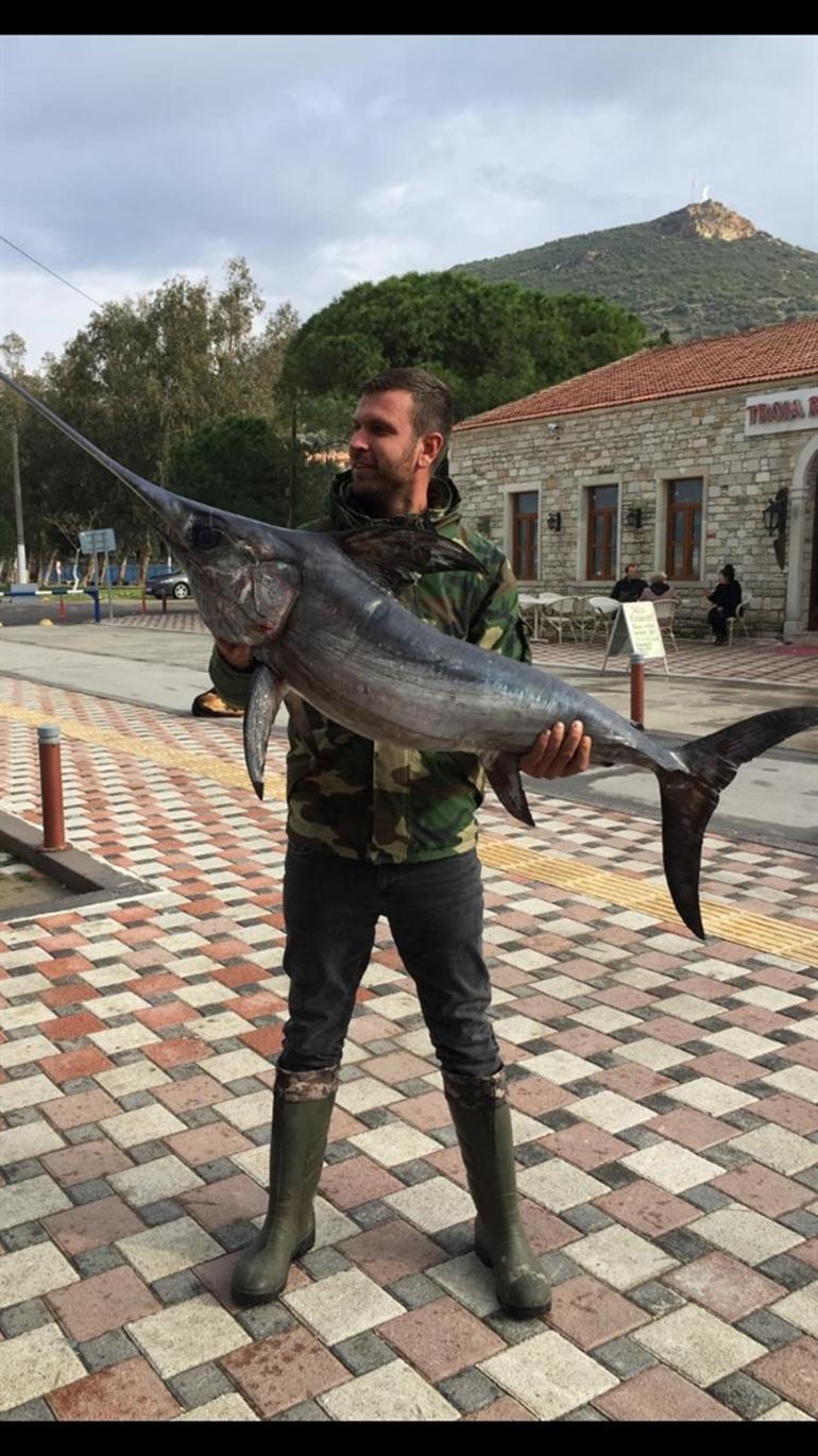 İzmir Yeni Foça’da oltayla 42 kiloluk kılıç balığı yakaladılar