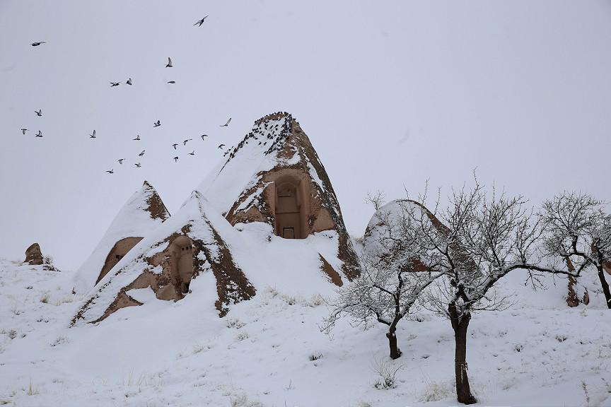 Turistler Kapadokyada karın keyfini çıkardı