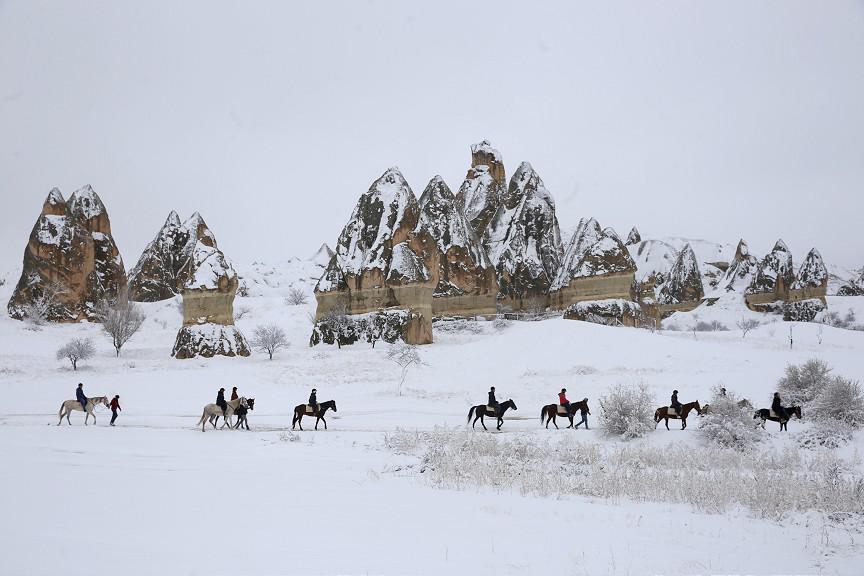 Turistler Kapadokyada karın keyfini çıkardı