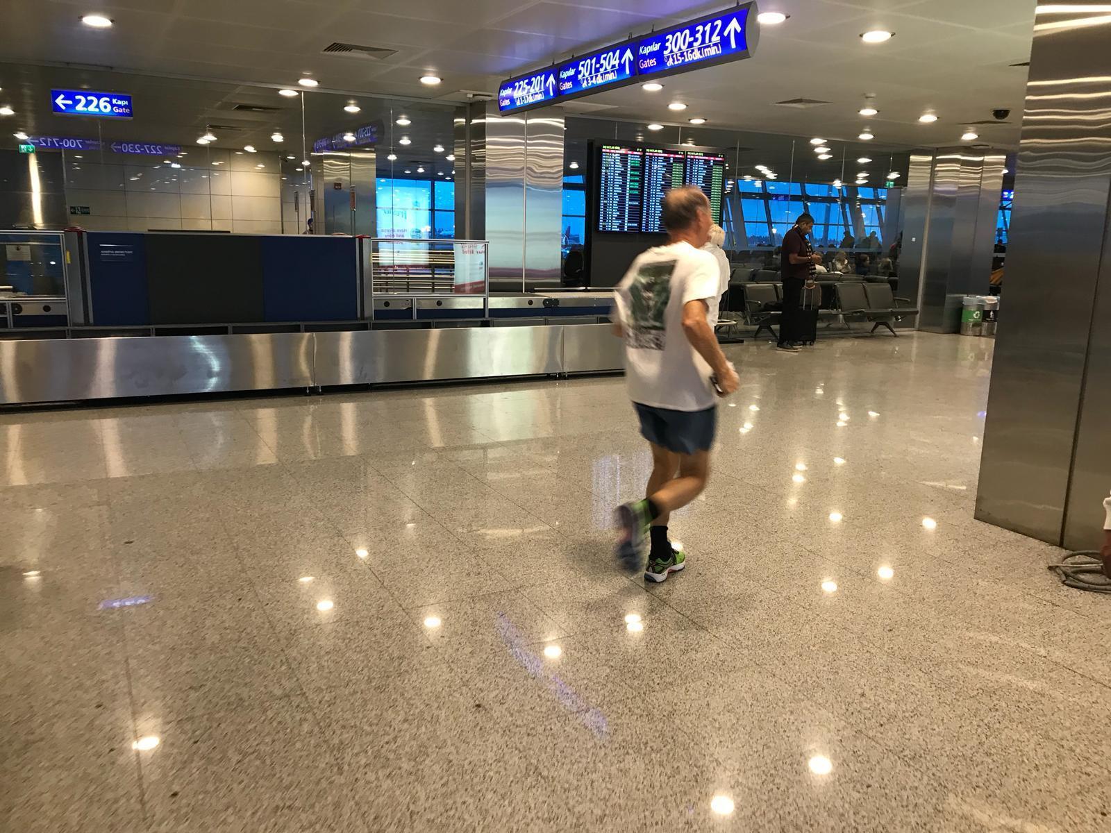 Atatürk Havalimanında Sloven profesörden boş vakit koşusu