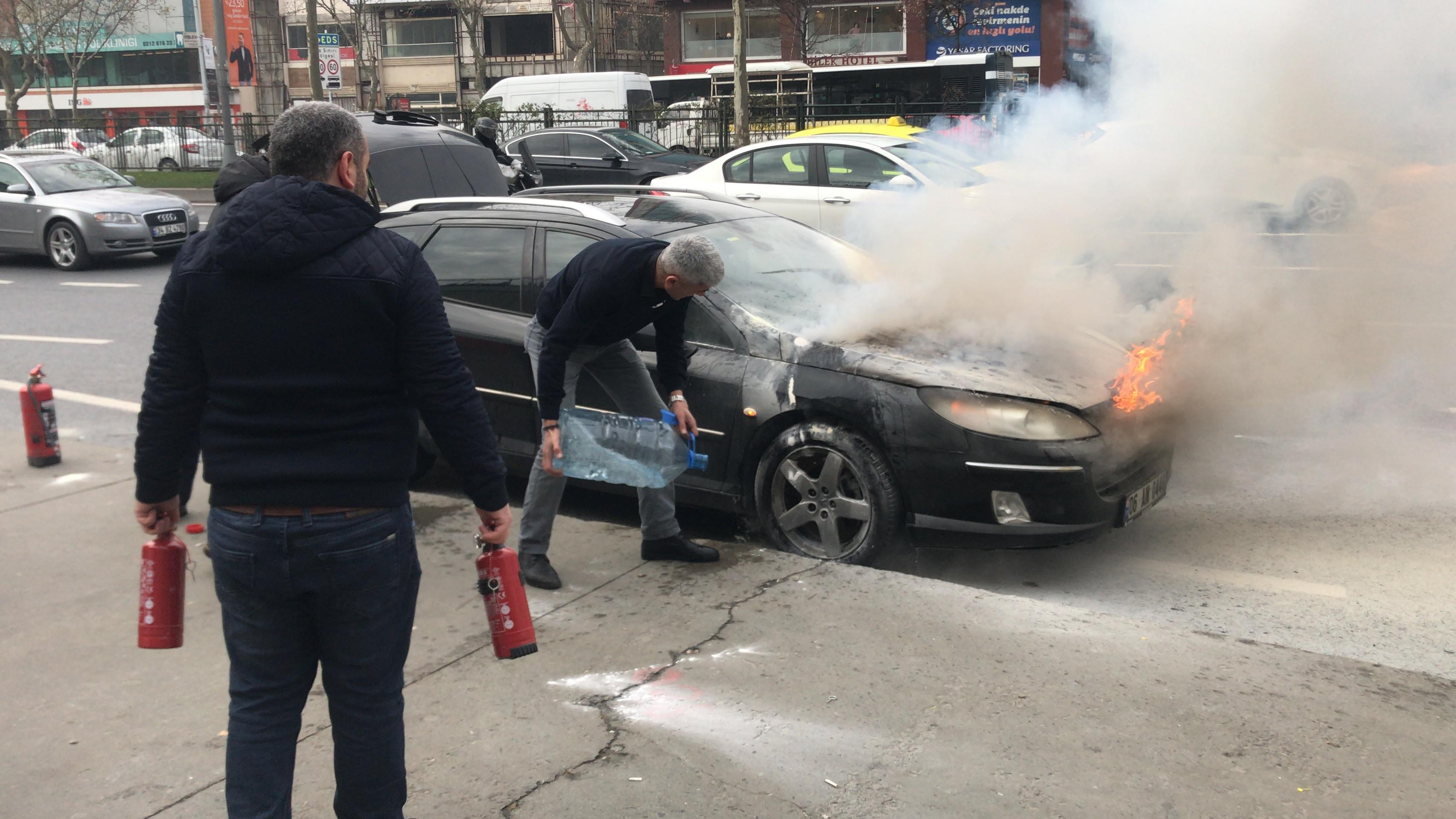 Alev alev yanan otomobile kovalı, damacanalı ve fırçalı müdahale
