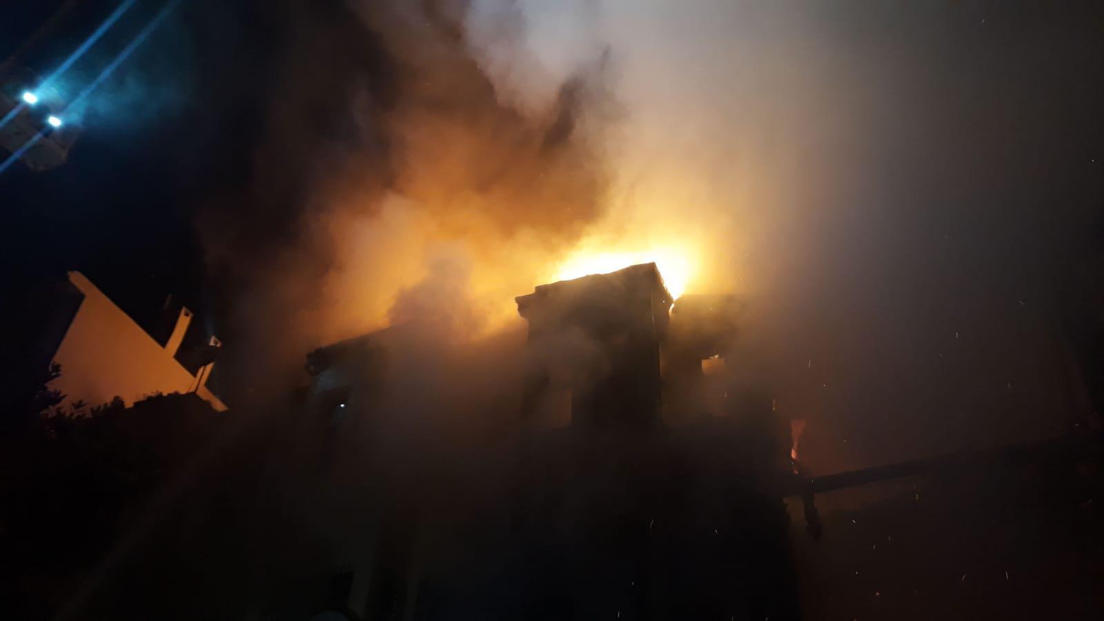 İstanbul Fatihte 3 katlı metruk bina yangında çöktü