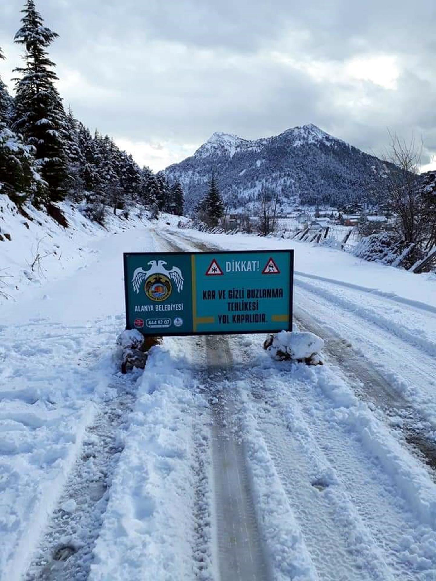 Alanya’da kar yolu kapattı Mahsur kaldılar