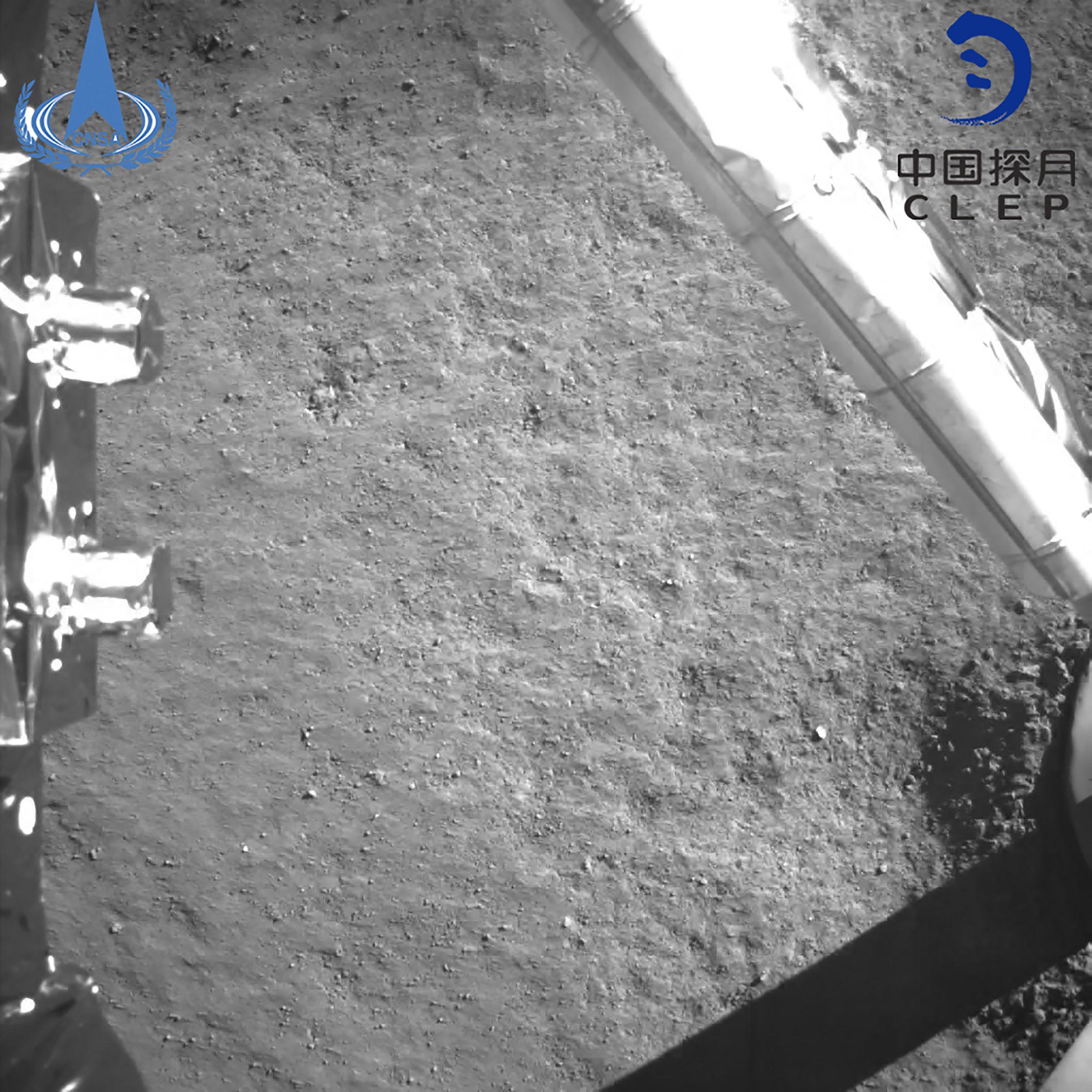 Çinin insansız keşif aracı Ayın karanlık yüzüne indi