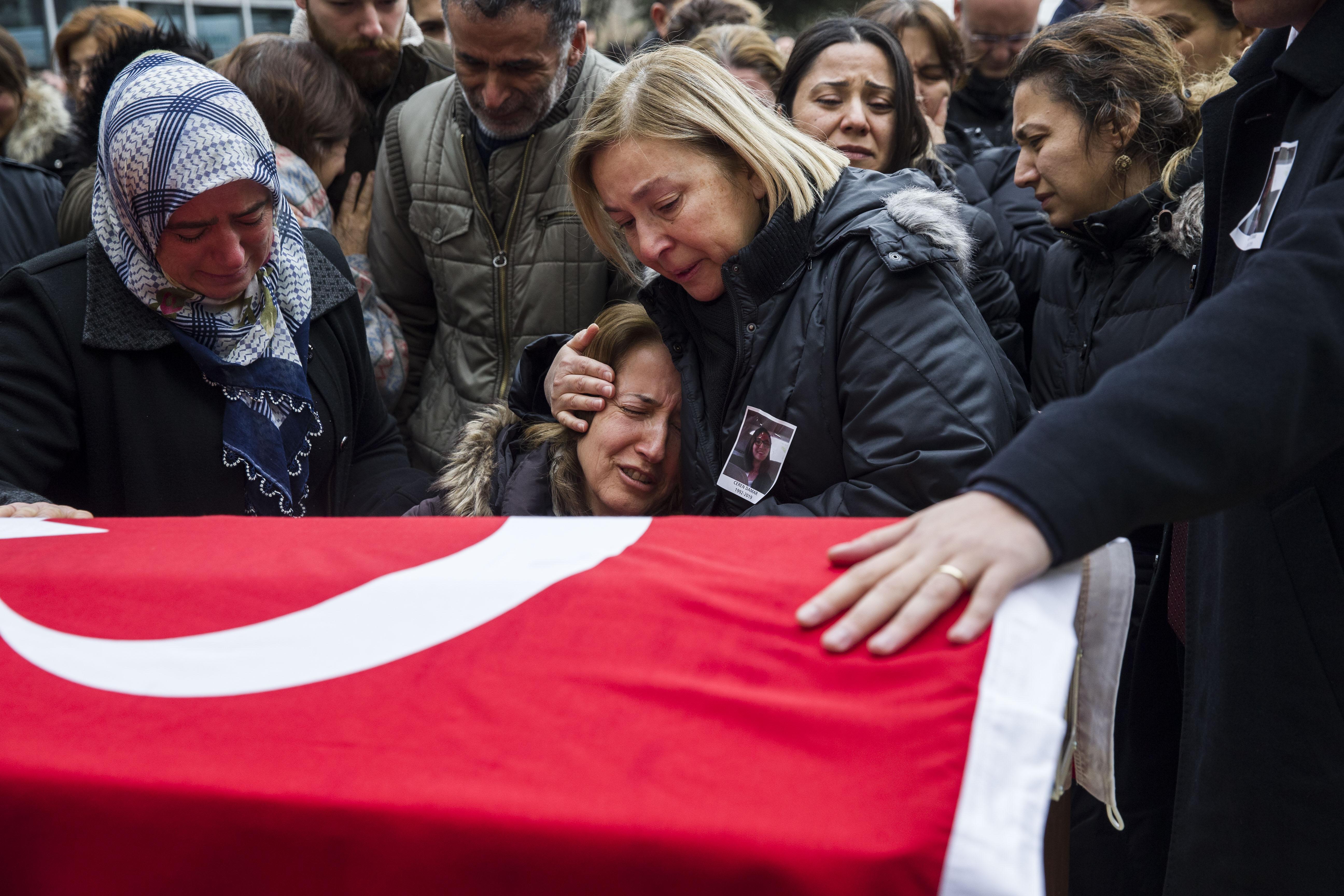 Üniversitede öldürülen Ceren Damar son yolculuğuna uğurlandı