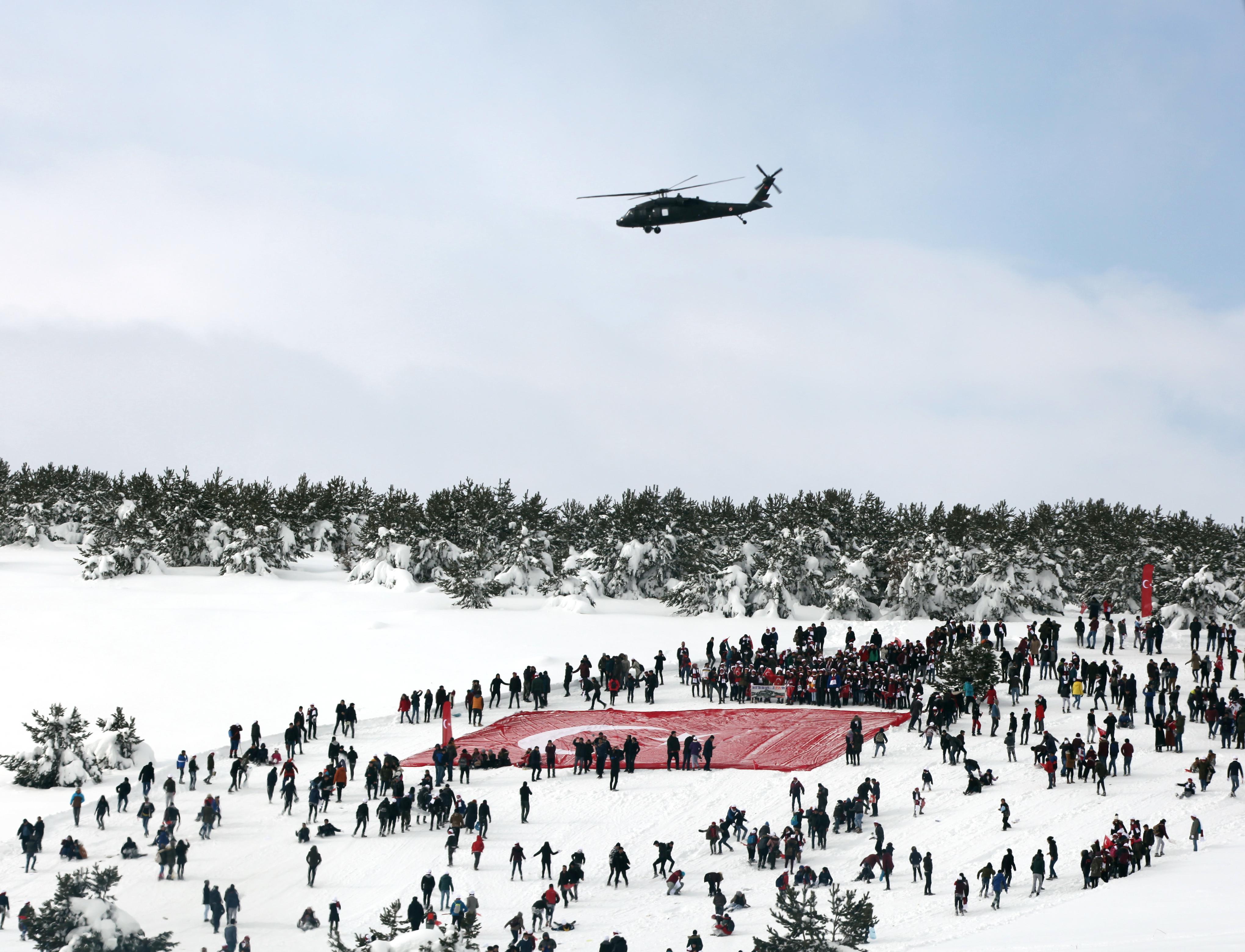 Karsta dondurucu soğukta şehitleri anmak için 20 bin kişi toplandı