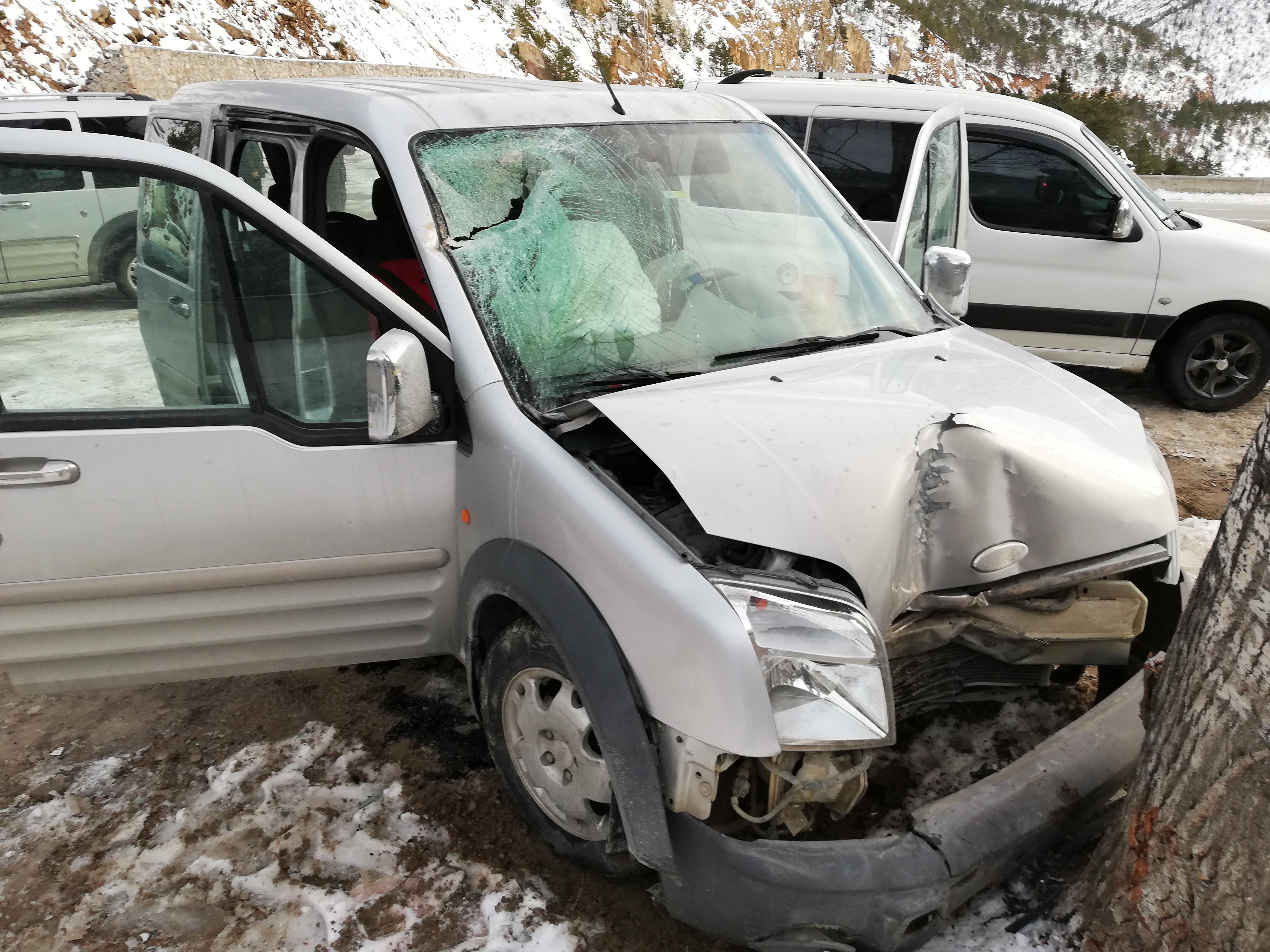 Gümüşhane-Tirebolu Karayolunda aracın üzerine kaya düştü: 4 yaralı