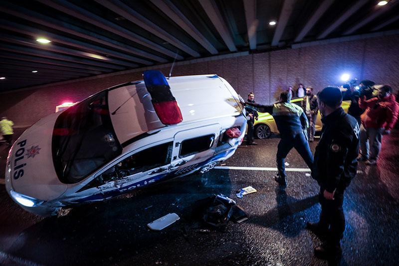 Taksiyi kovalayan polis araçları kaza yaptı: 2 polis yaralı
