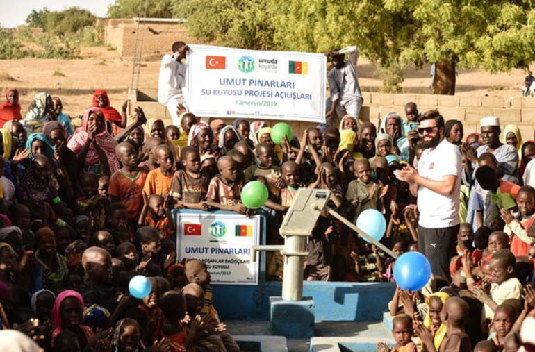 Gamze Özçelik ve gönüllüler Kamerunda su kuyuları açtı