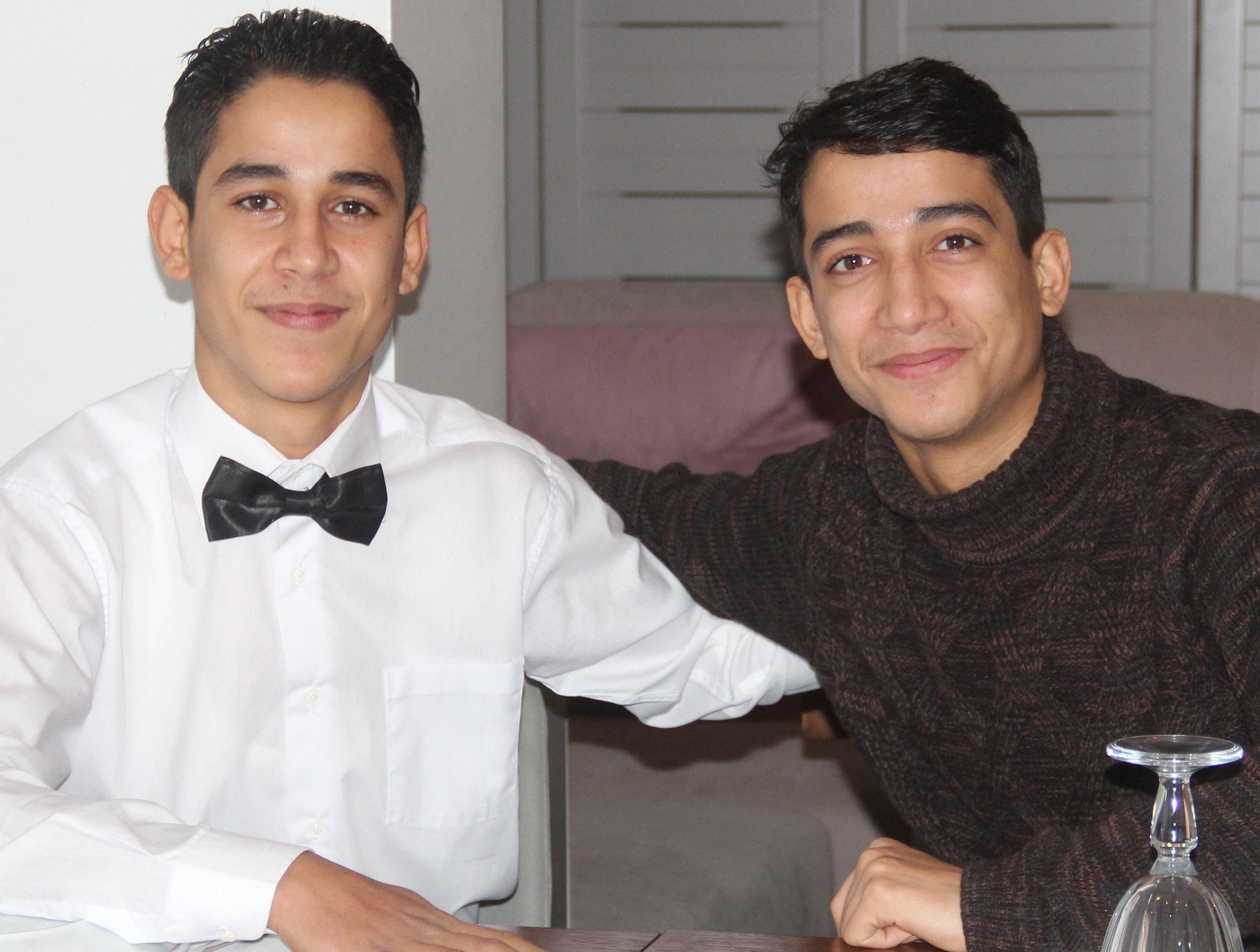 Müslüm filminin yıldızı Şahin Kendircinin ikizi Adanada lokantada komi olarak çalışıyor