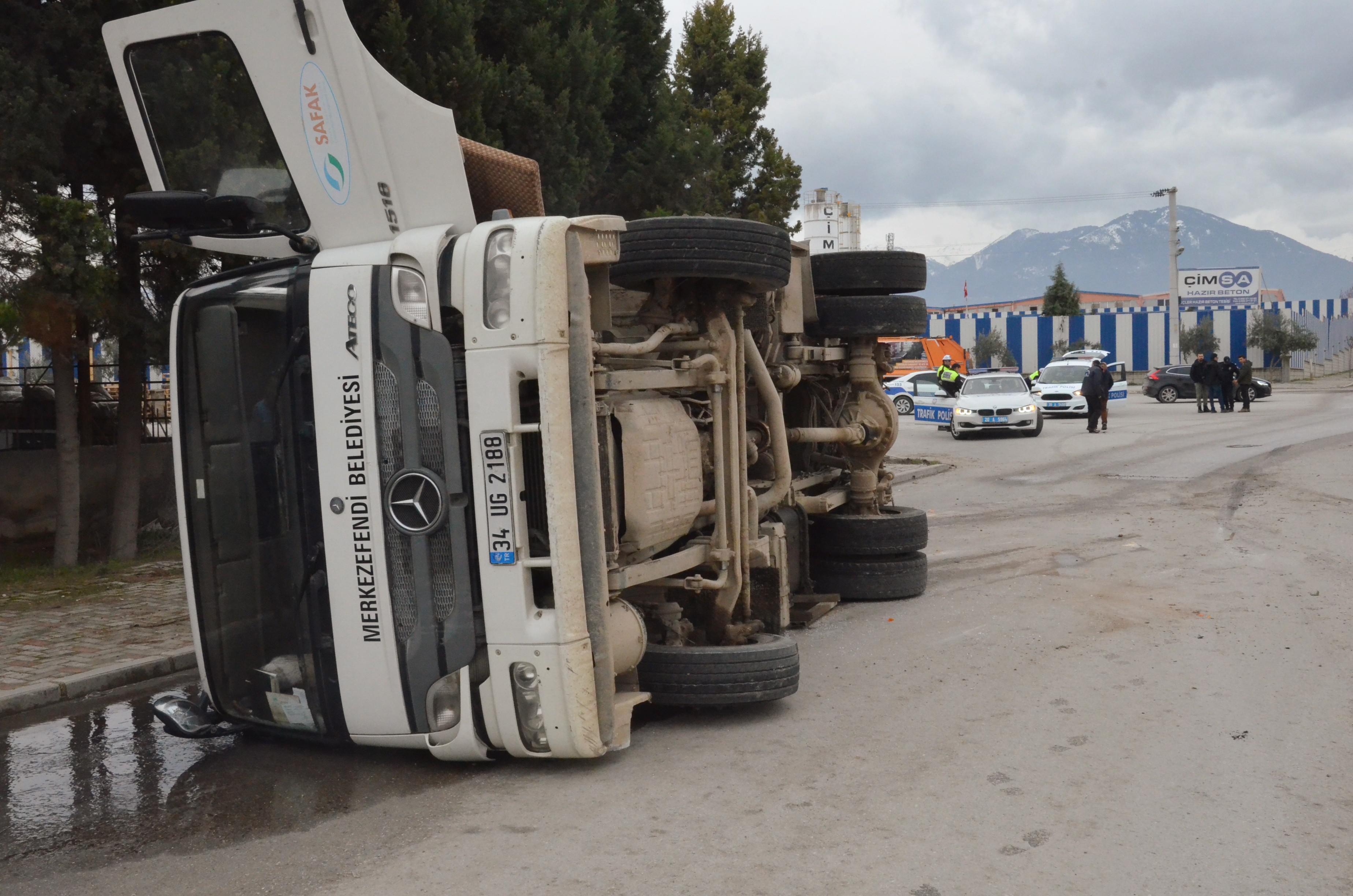 Denizli’de polis aracı ile çöp kamyonu çarpıştı: 2 polis yaralı