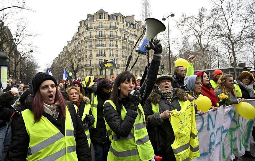 Fransada sarı yelekli kadınlardan gösteri