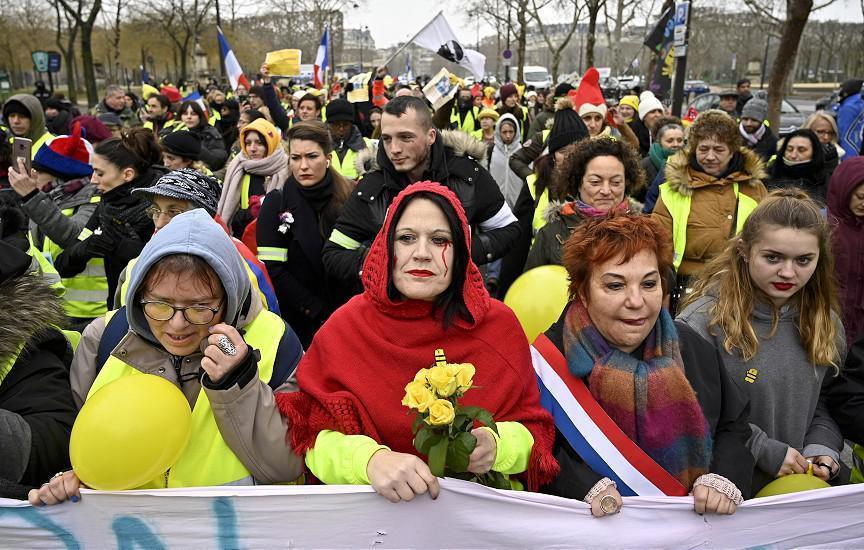 Fransada sarı yelekli kadınlardan gösteri