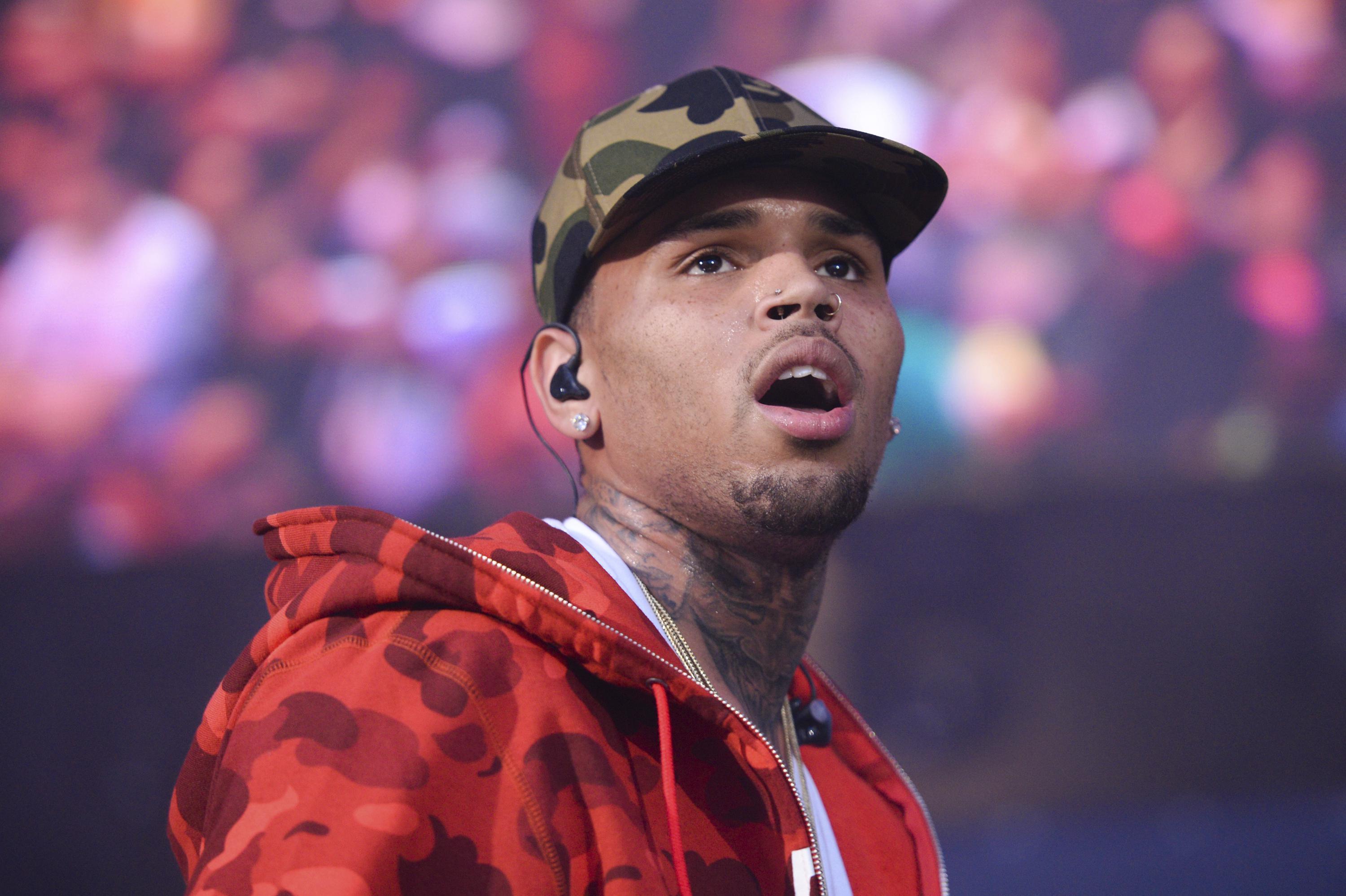 Şarkıcı Chris Brown serbest bırakıldı