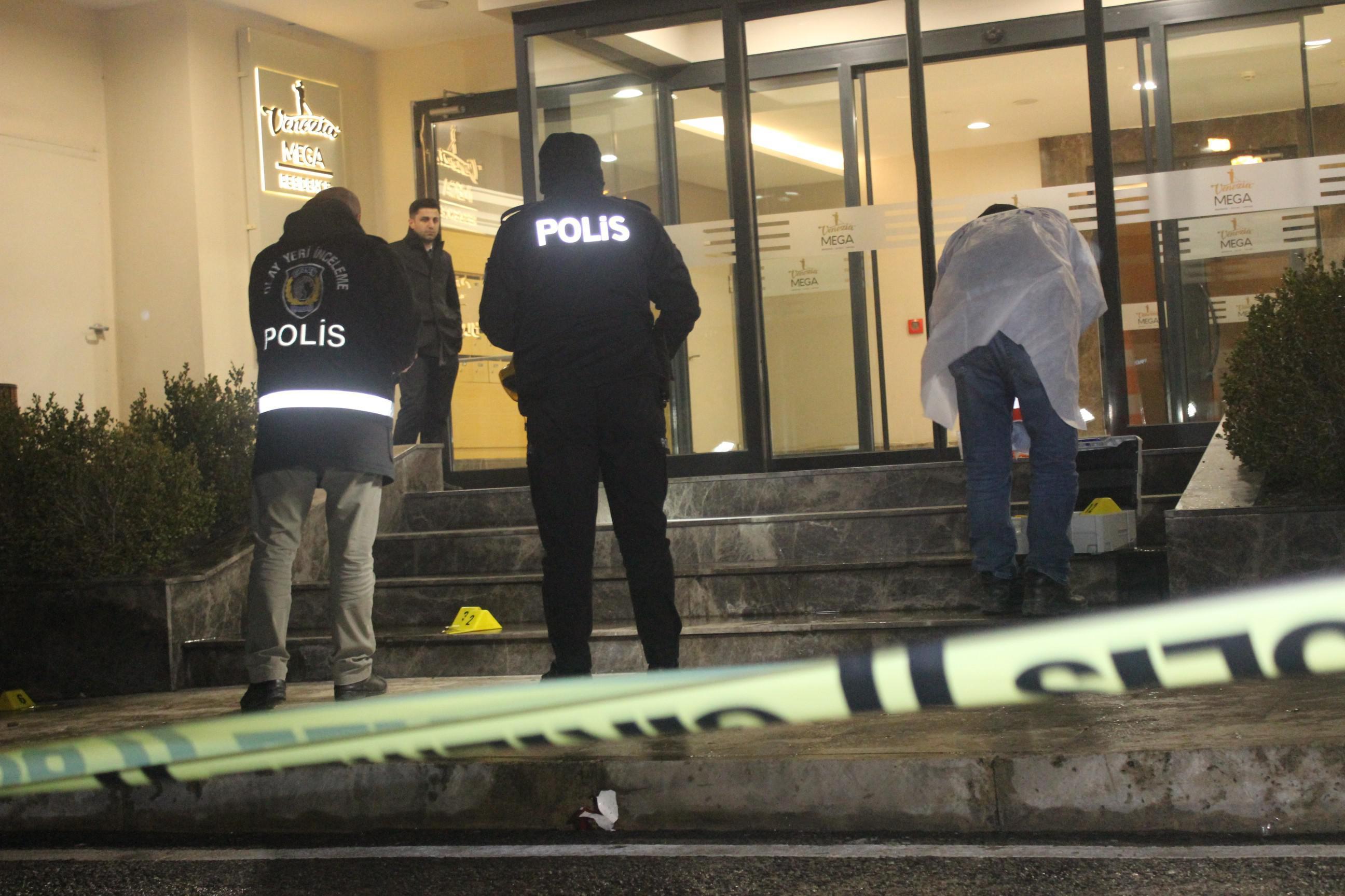 İstanbulda alışveriş merkezi önünde silahlı saldırı: 1 kadın ağır yaralı