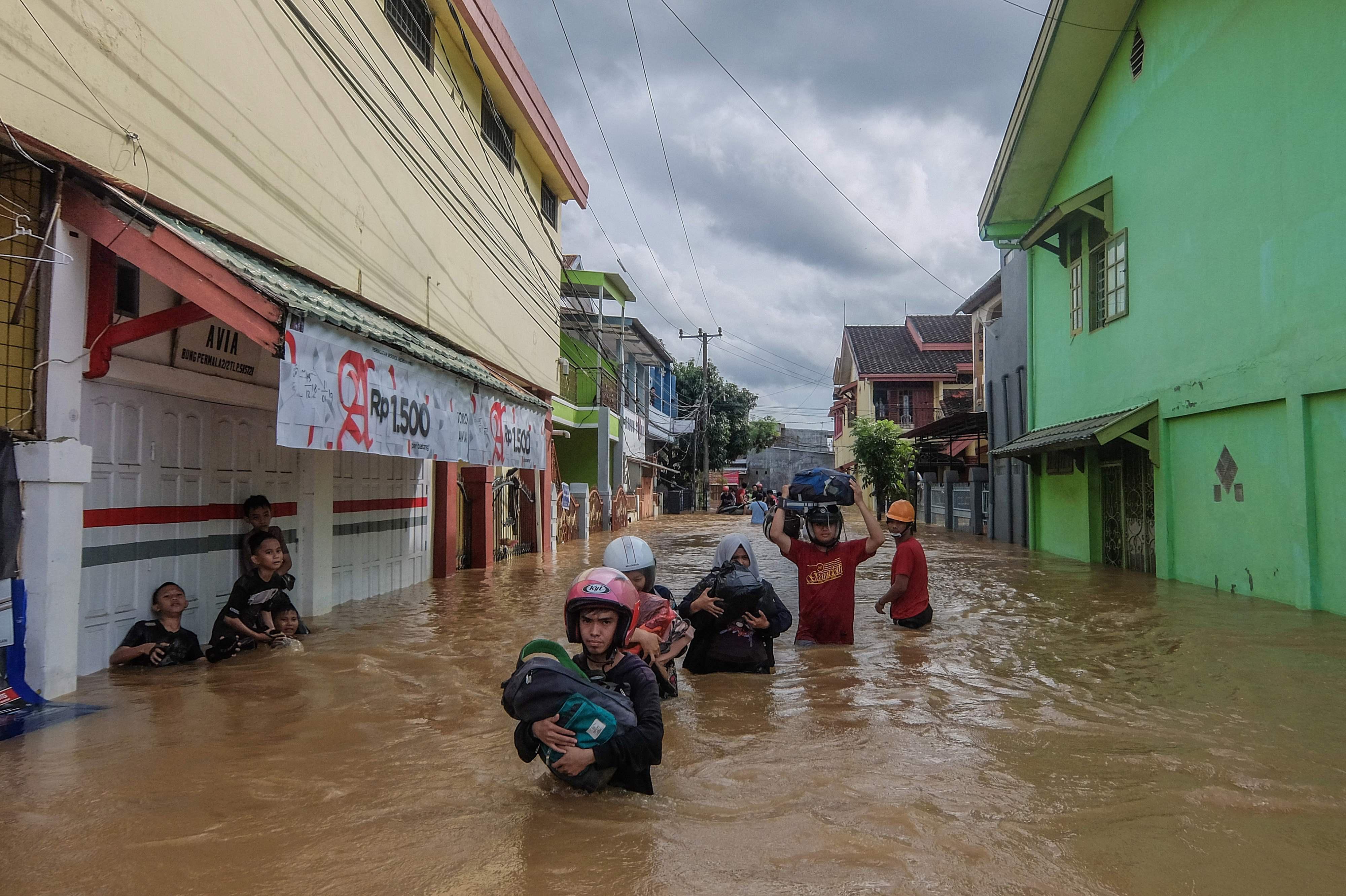 Endonezyadaki sel ve heyelanda 26 kişi hayatını kaybetti