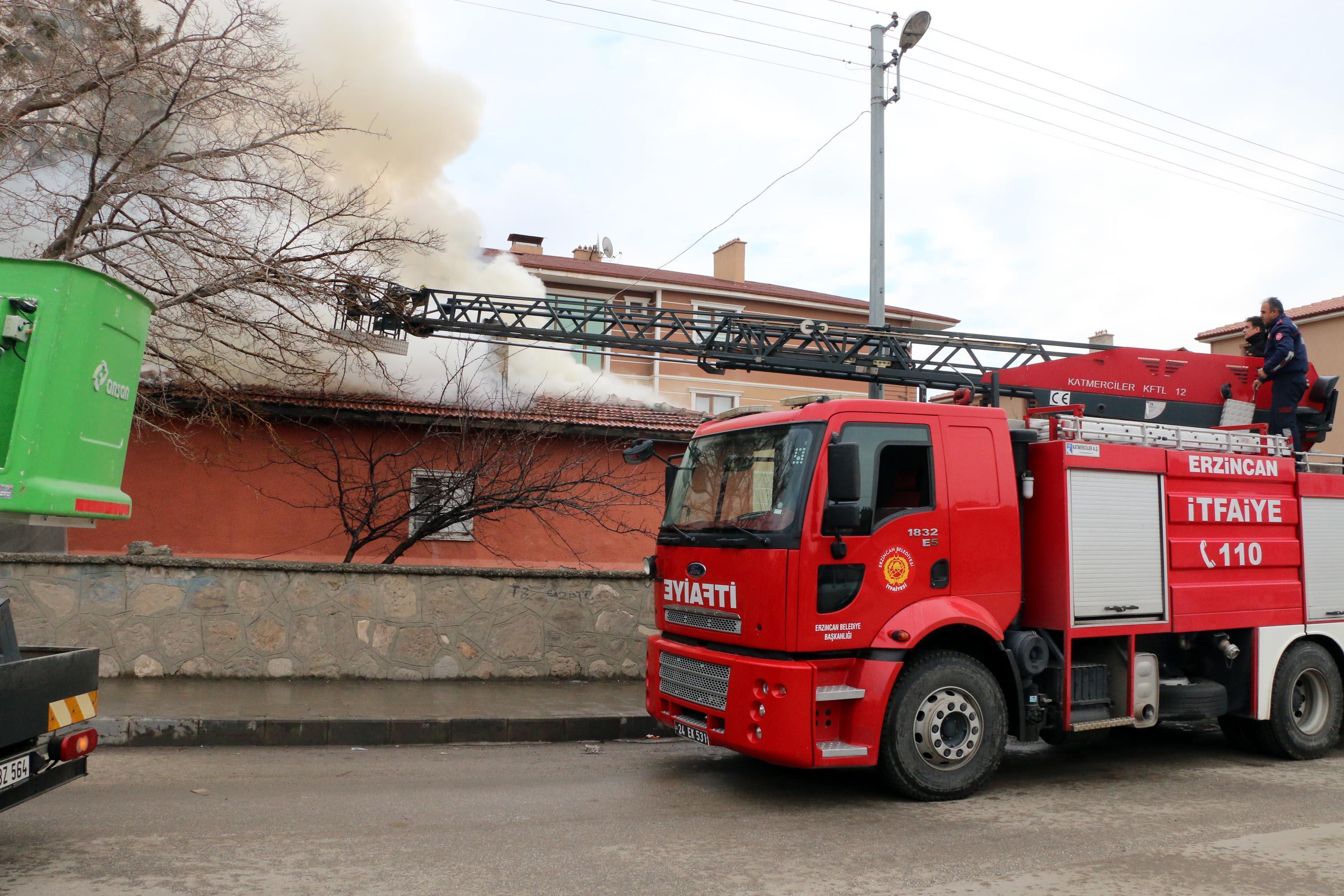Erzincanda ev yangını: 3 kişi hastanaye kaldırıldı