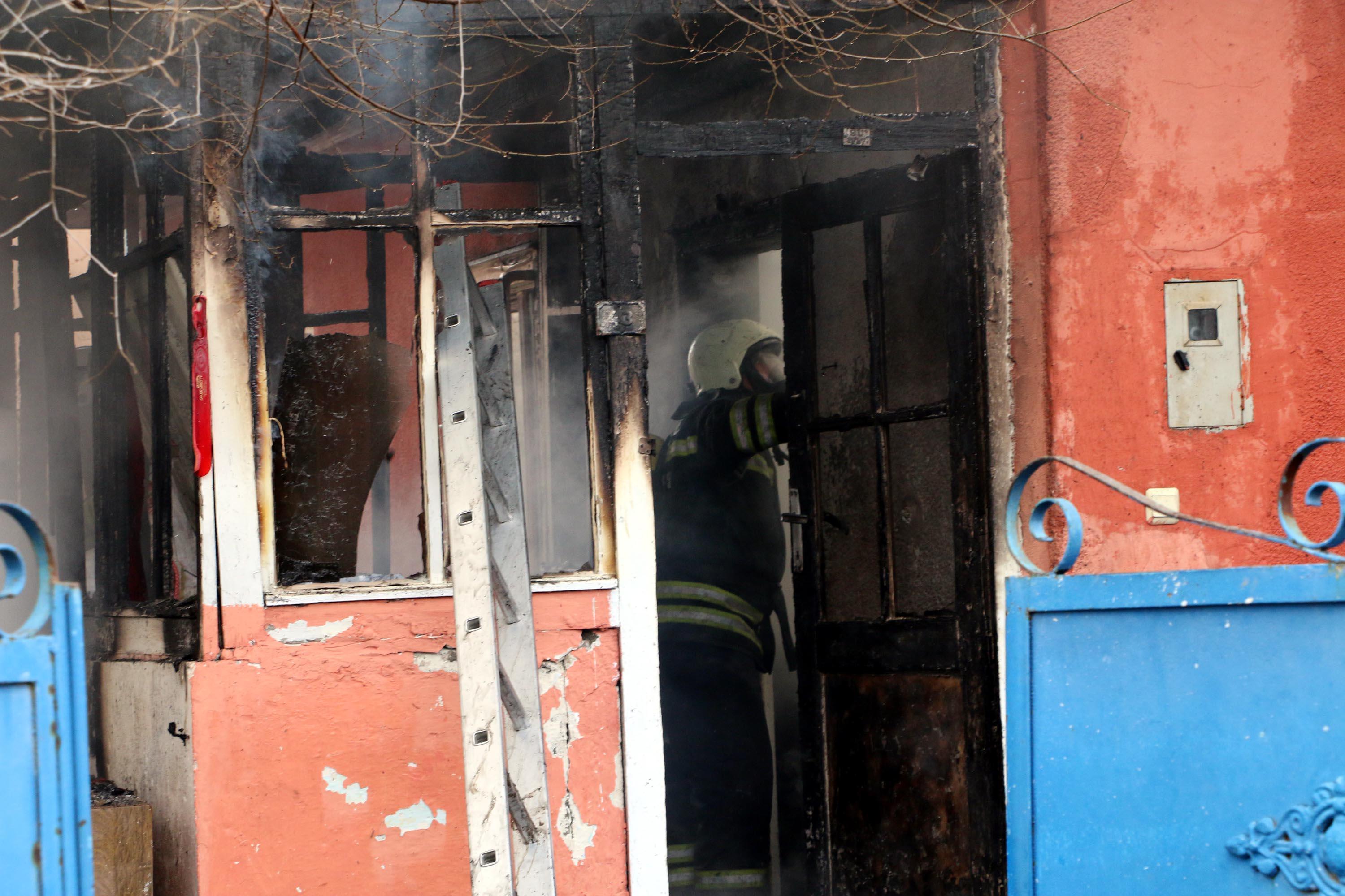 Erzincanda ev yangını: 3 kişi hastanaye kaldırıldı